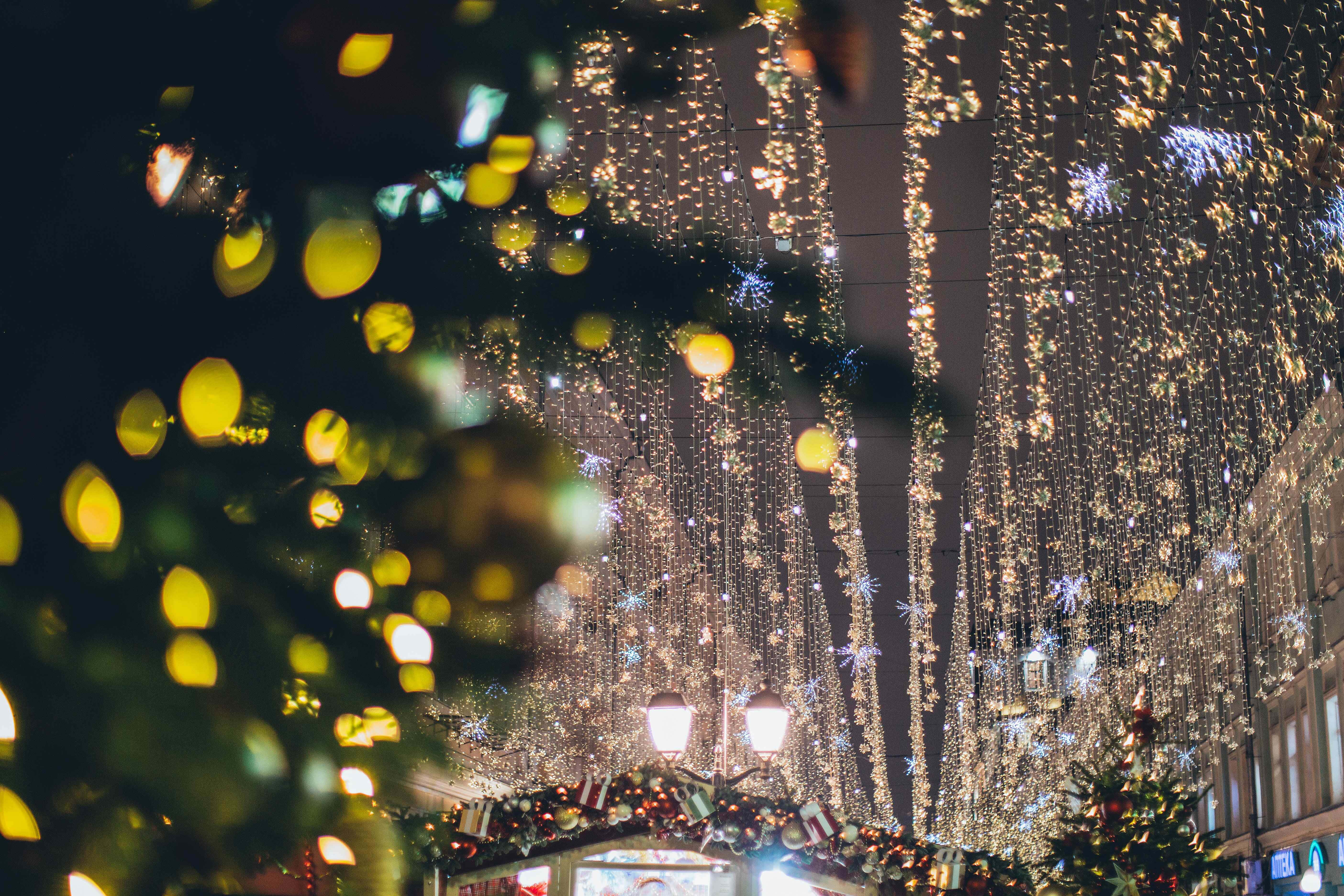 Gri Tavanda Işıklı Noel Fotoğraf Arka Planı Duvar Kağıdı