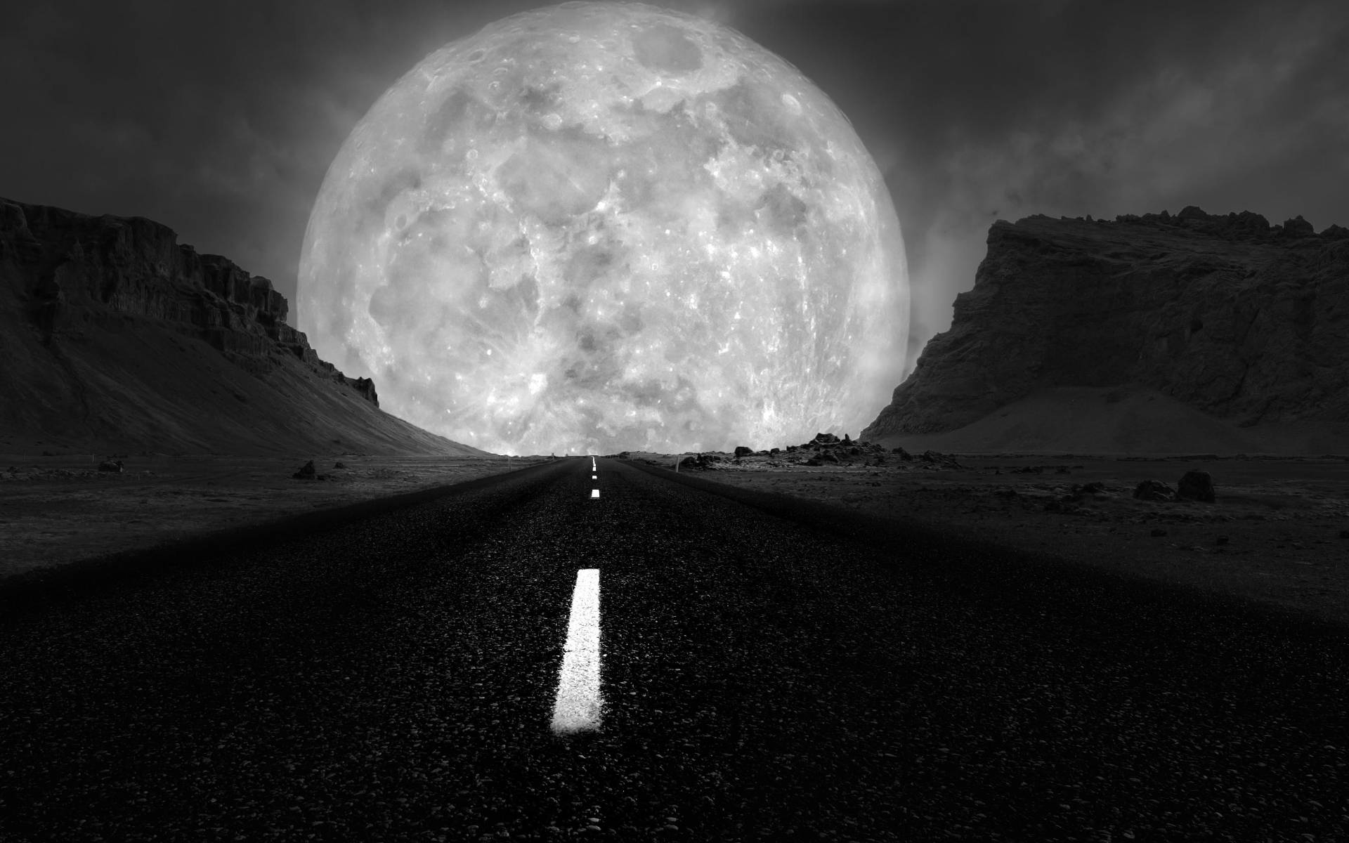 Gri Tonlu Galaksi Ayının Yalnız Bir Yol Üzerindeki Çarpıcı Görüntüsü Duvar Kağıdı