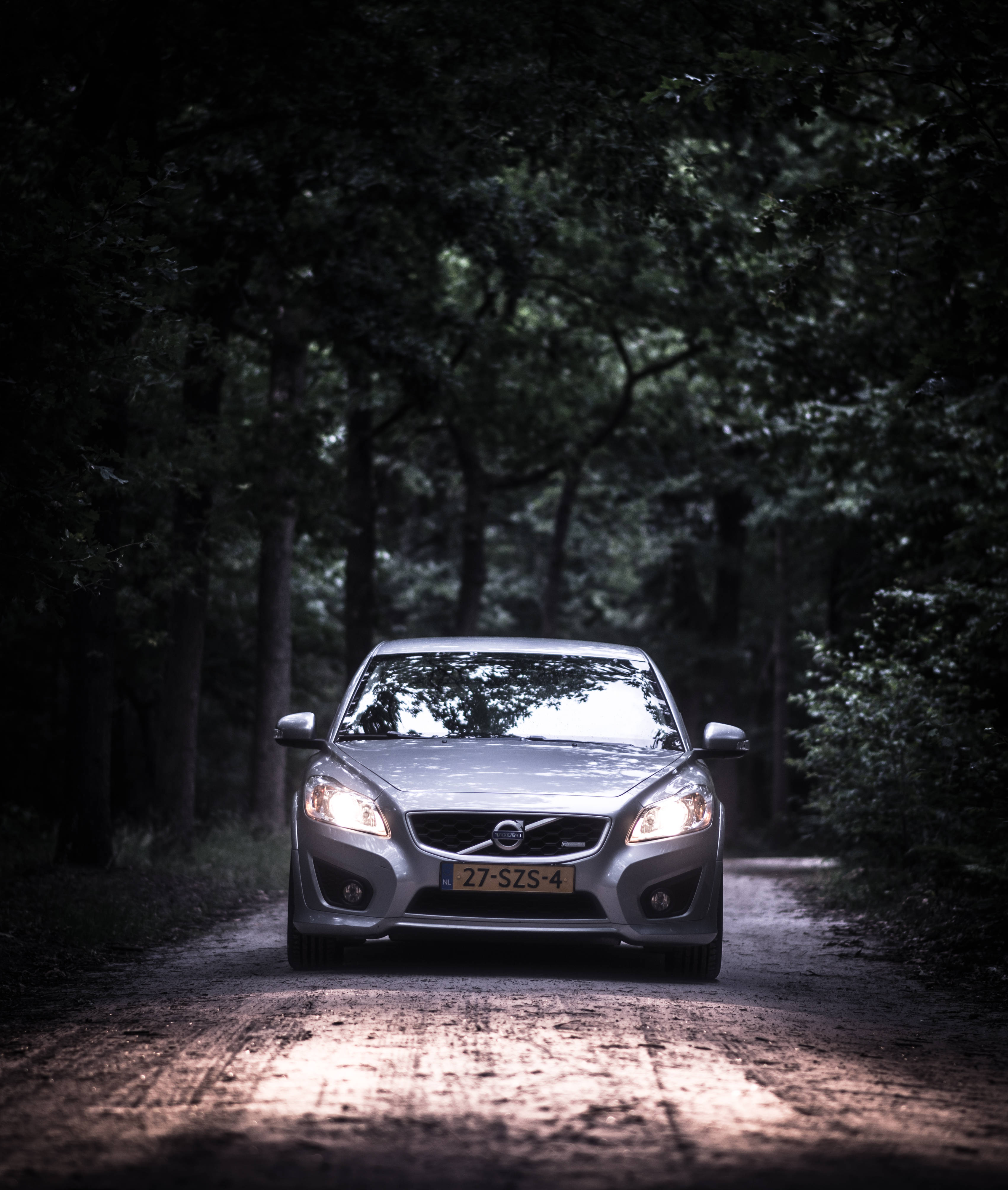 Gri Volvo Sedan Kullanırken Duvar Kağıdı