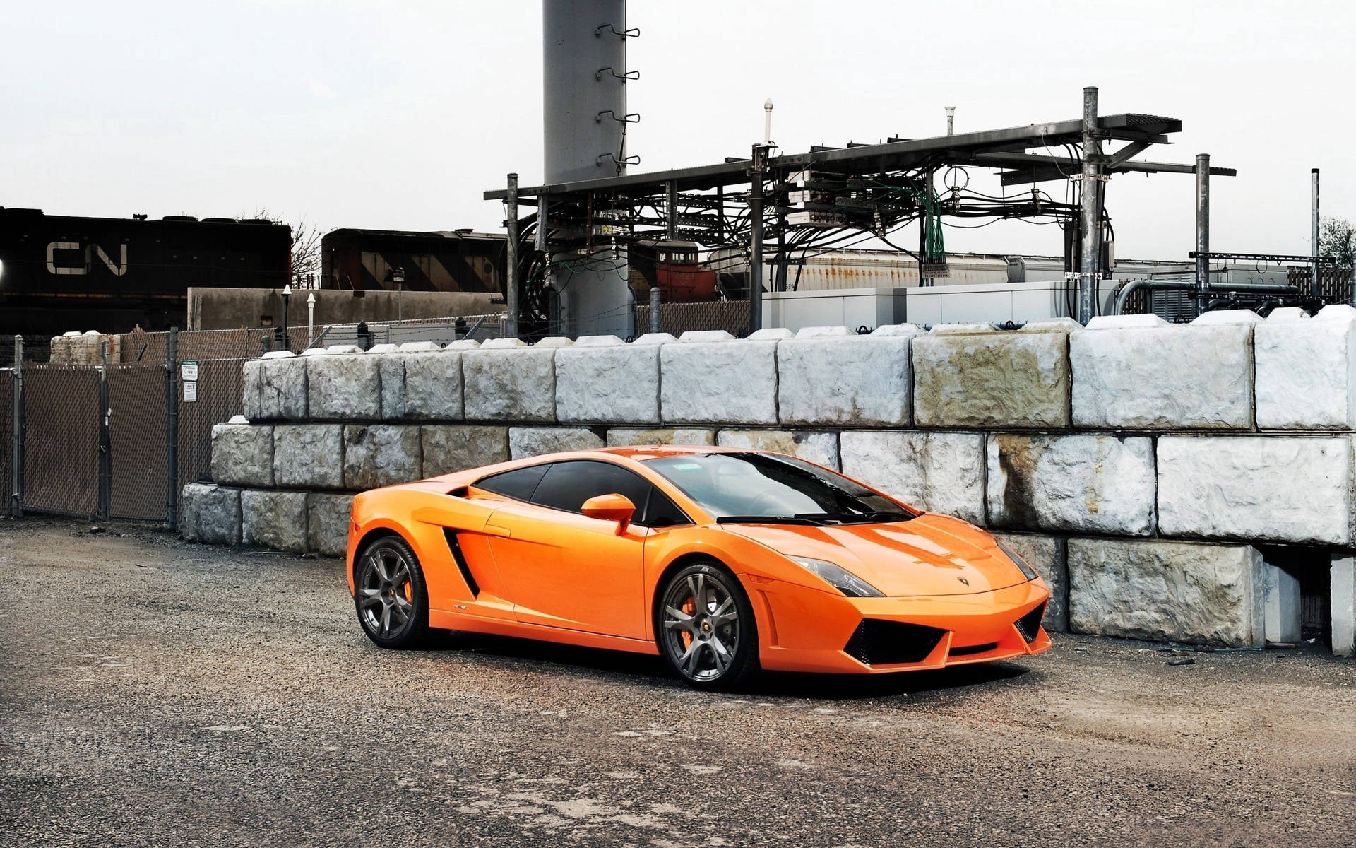 Endüstriyel alanda turuncu Lamborghini Gallardo duvar kağıdı.