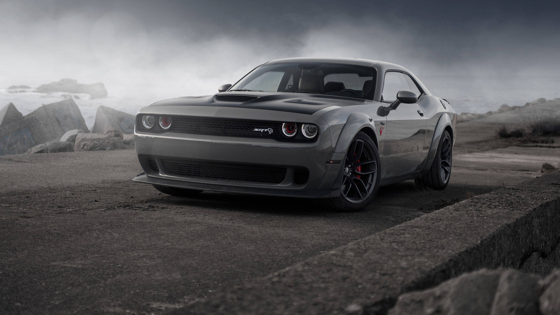 Güçlü Zarafet: Gri Dodge Challenger Demon 4K Beton Yolda Duvar Kağıdı