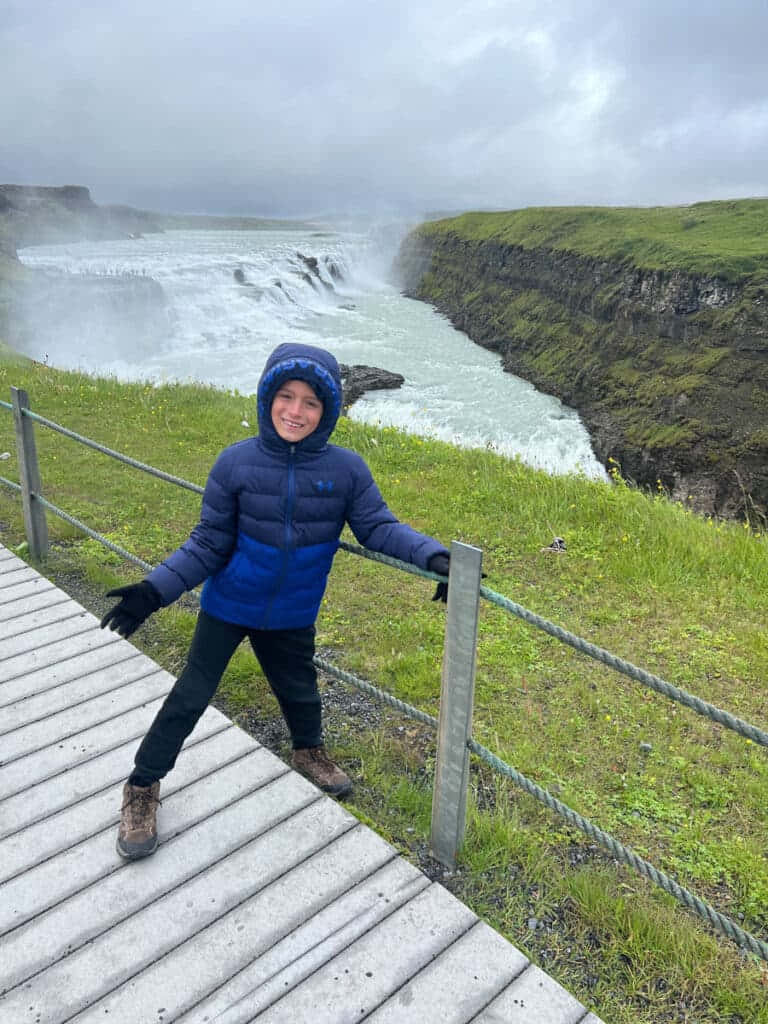Gullfoss Şelalesi'ni Ziyaret Eden Çocuk, Güneybatı İzlanda Duvar Kağıdı