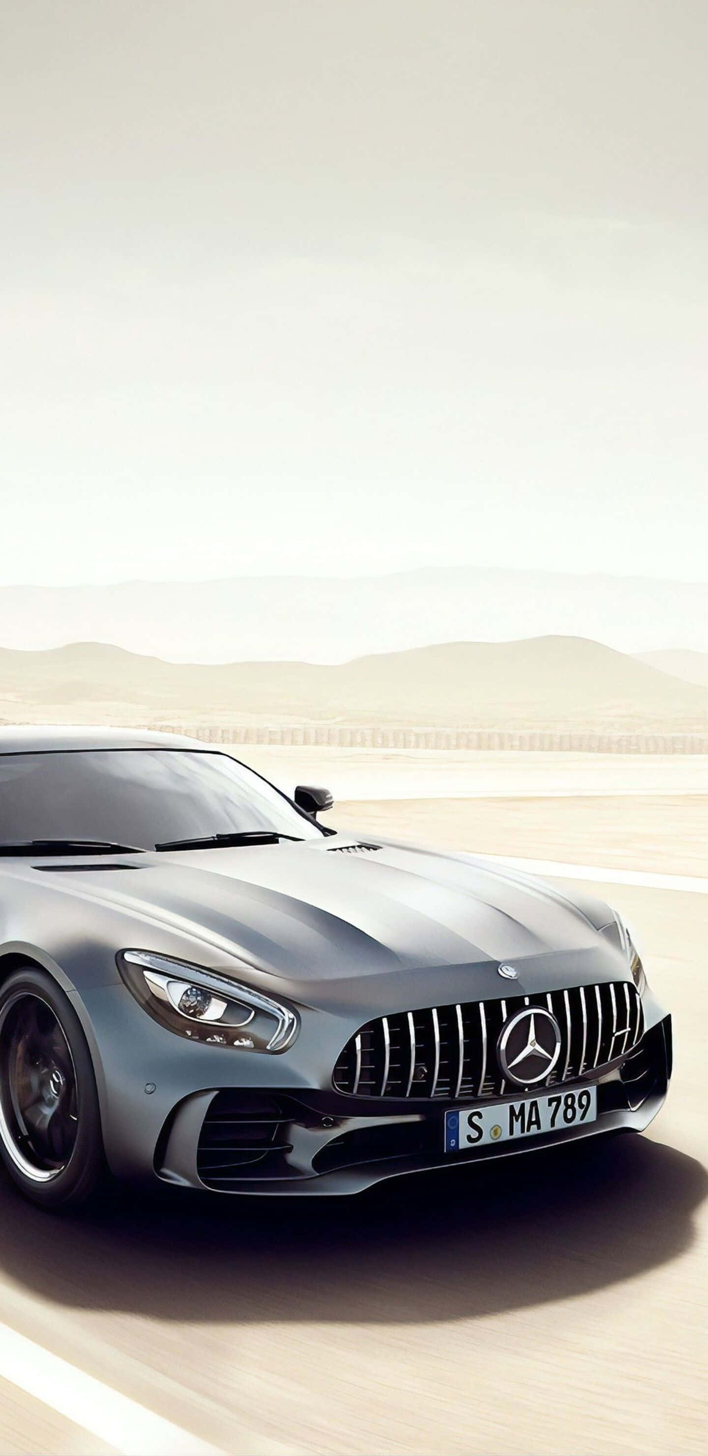 Gümüş Mercedes Çölde Yolda Pixel 3XL AMG GT-R Arka Planı Duvar Kağıdı