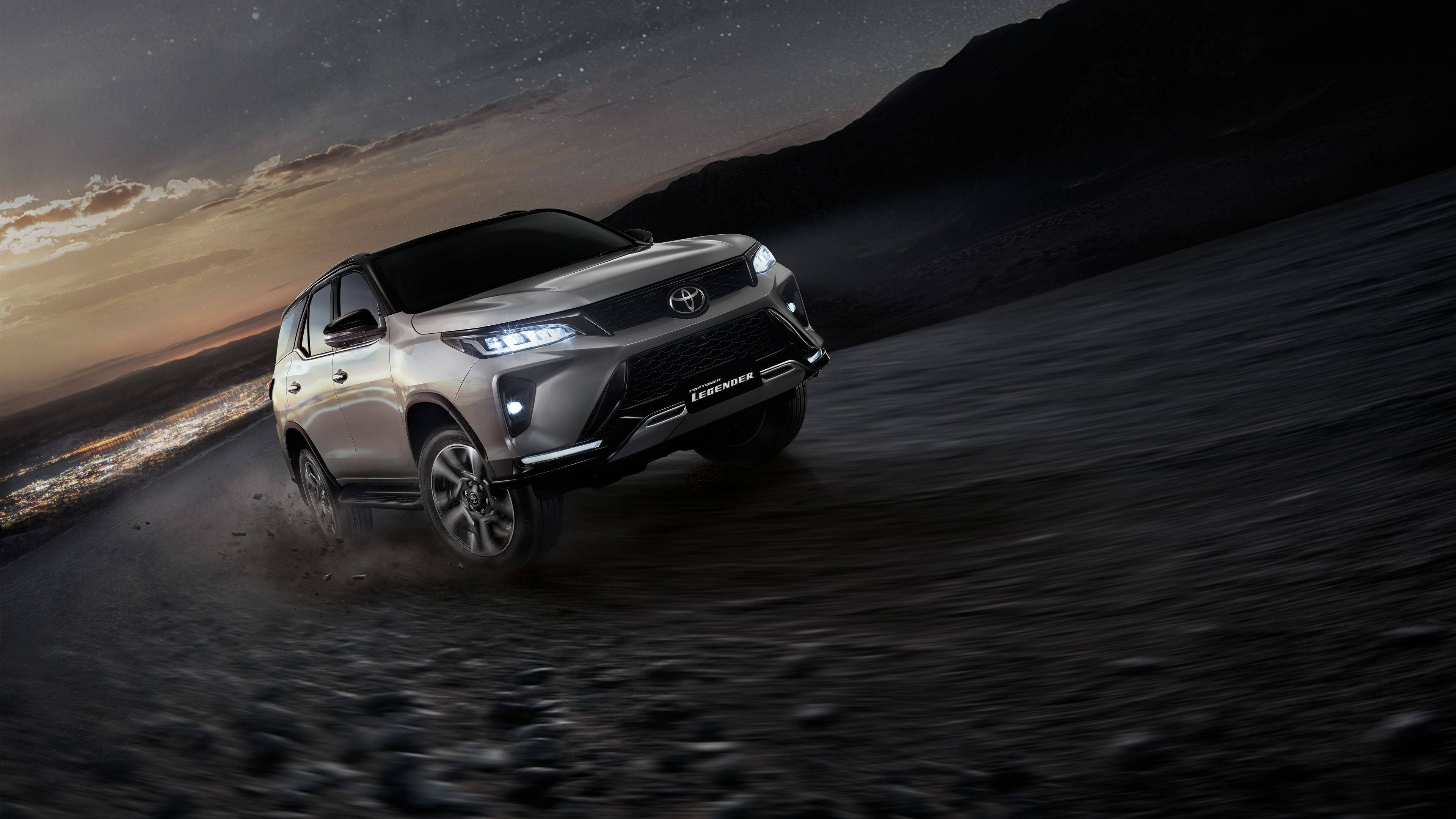 Gümüş Metalik Toyota Fortuner Legender Aksiyonda Duvar Kağıdı