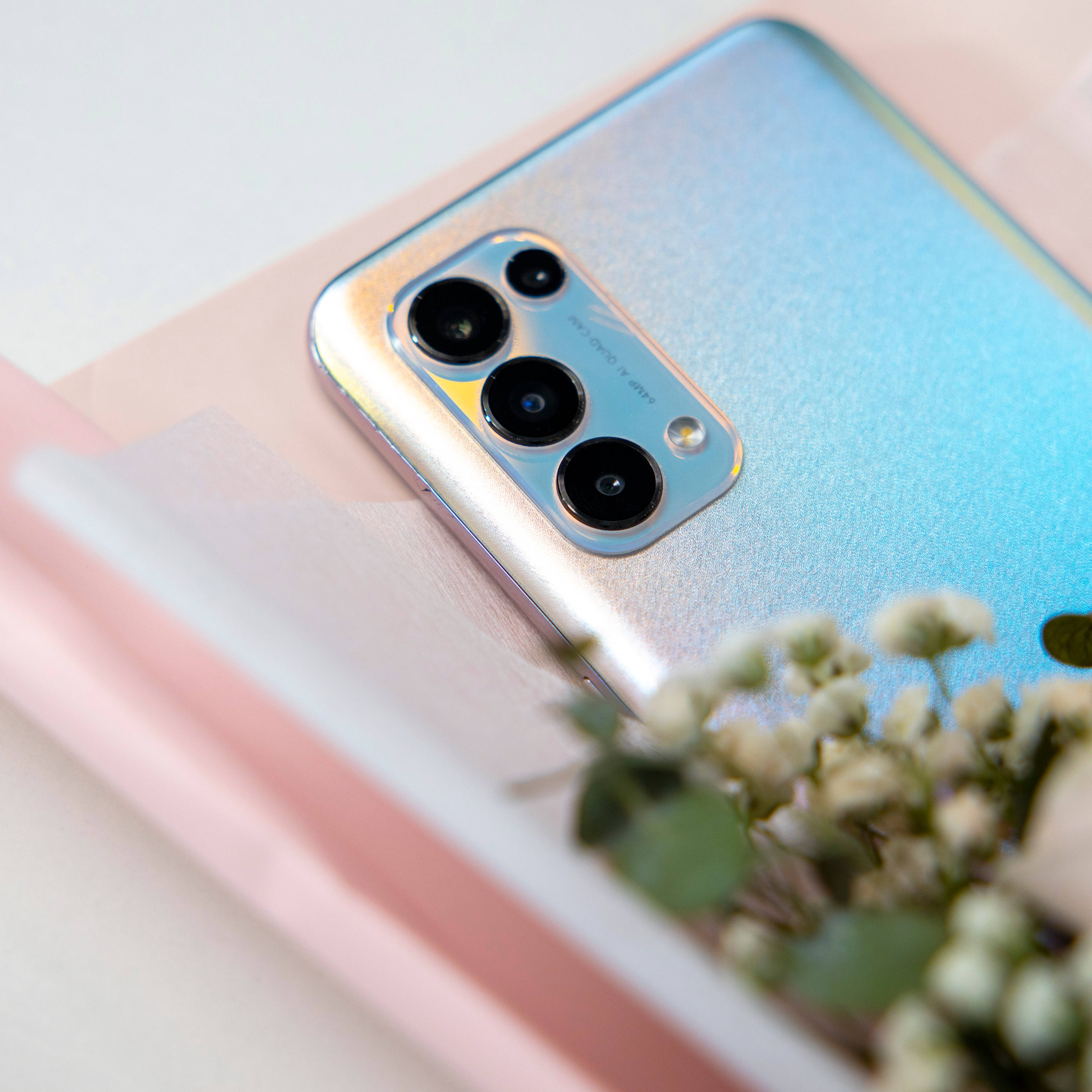 Gümüş Oppo Reno5 Akıllı Telefon Duvar Kağıdı