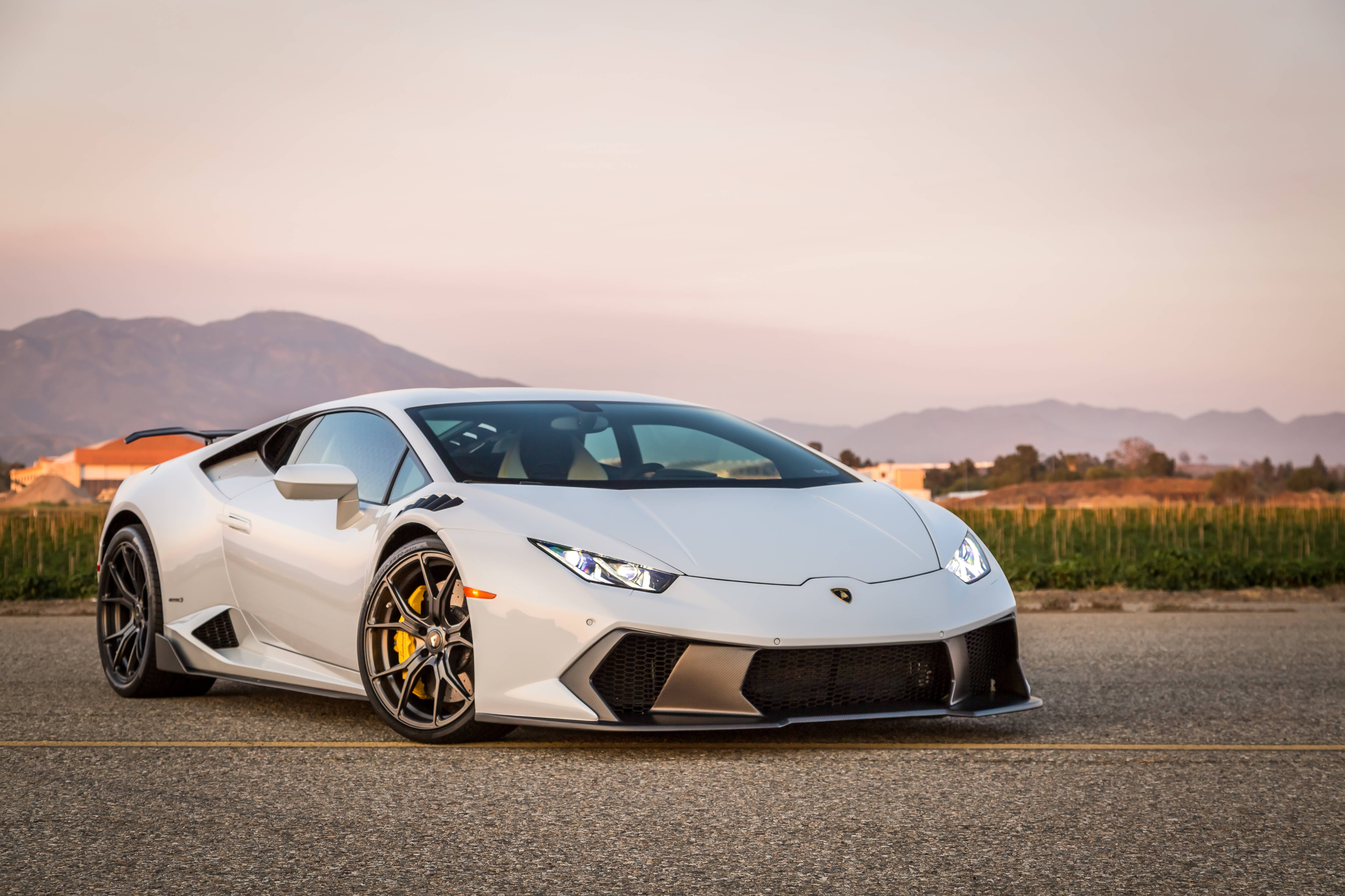 Gün Batımında Görkemli Beyaz Lamborghini Huracan Duvar Kağıdı