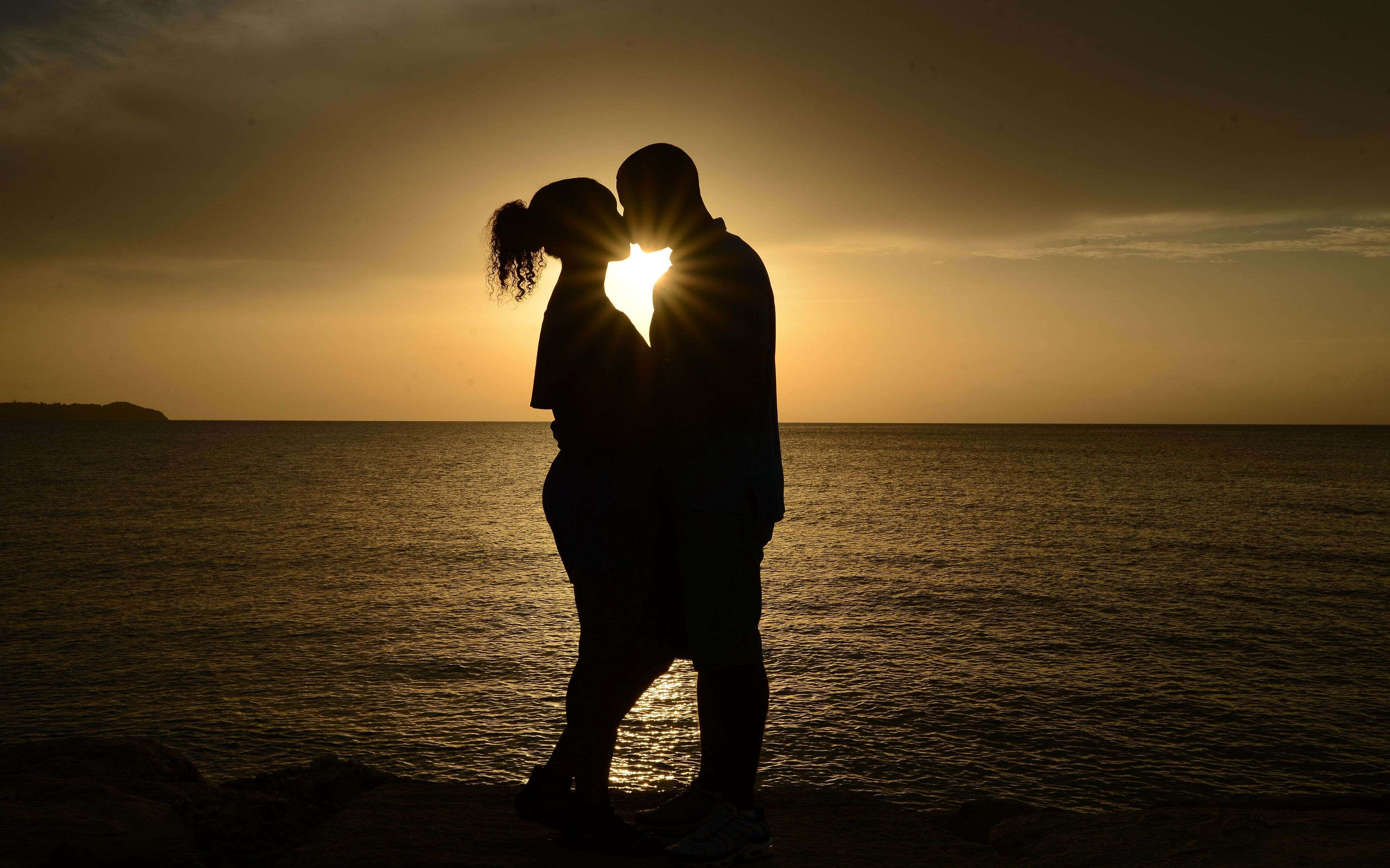 Gün batımında kucaklaşan romantik bir çift Duvar Kağıdı