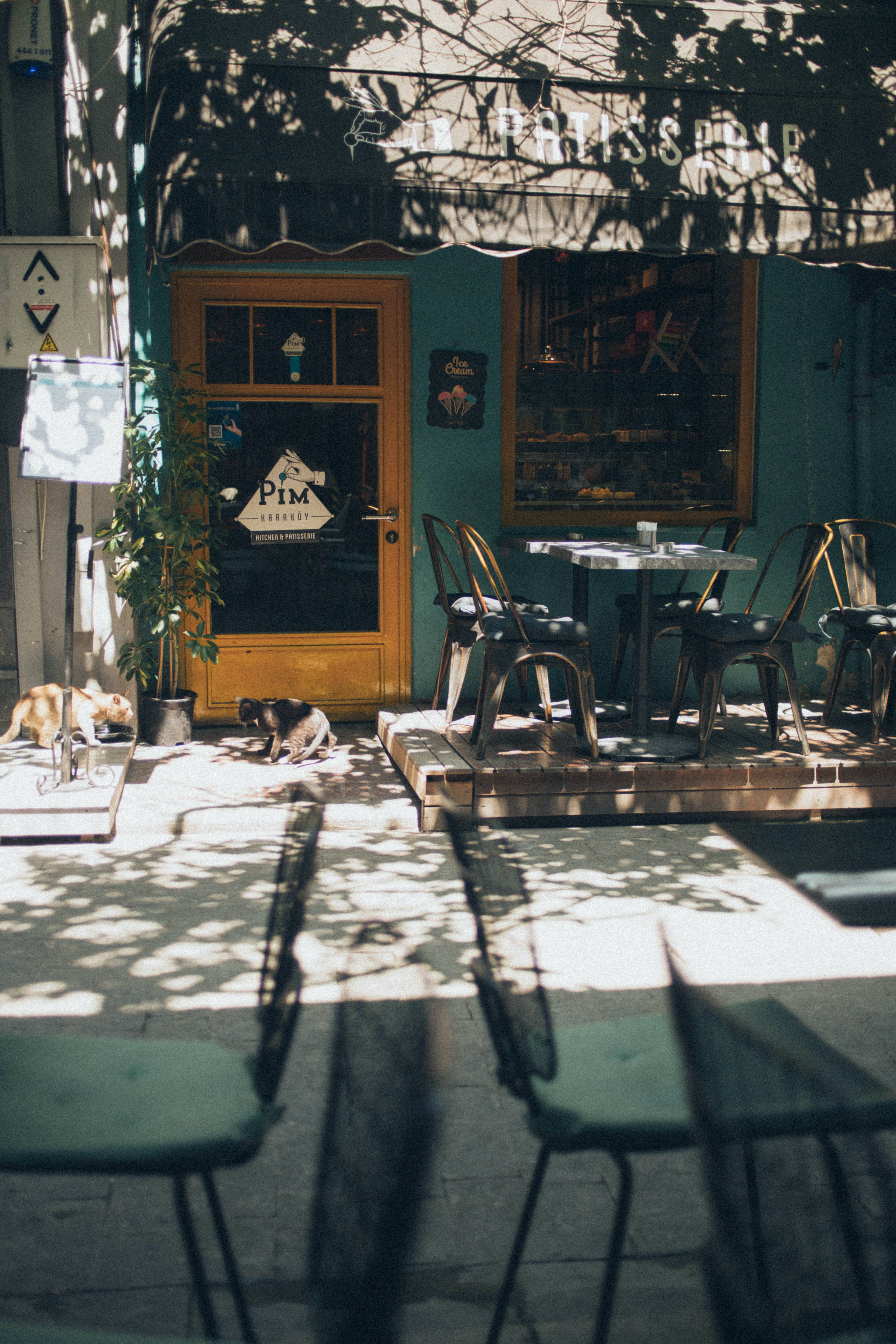 Güneşli Bir Günde Kafe Dışı Duvar Kağıdı