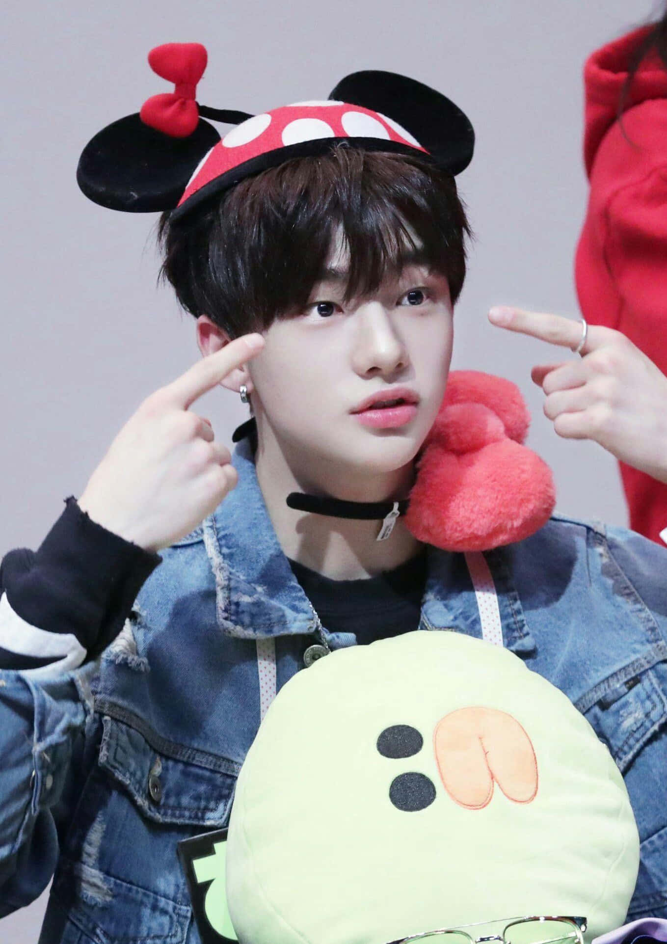 Güney Koreli Şarkıcı Hyunjin Minnie Mouse Şapkası Duvar Kağıdı