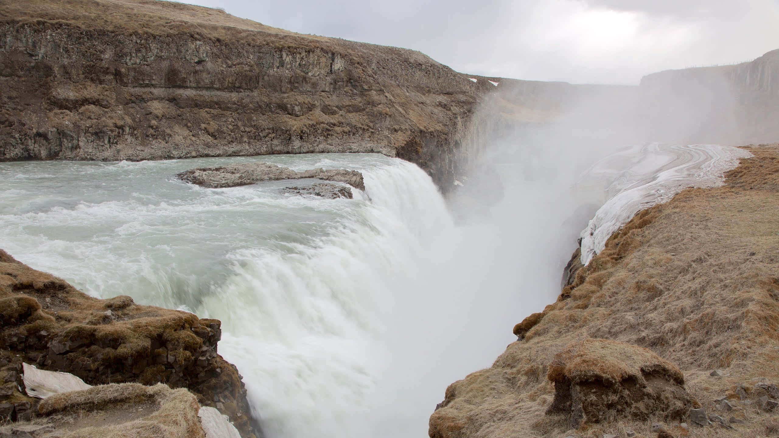 Güneybatı İzlanda'daki Buharlı Gullfoss Şelalesi Duvar Kağıdı