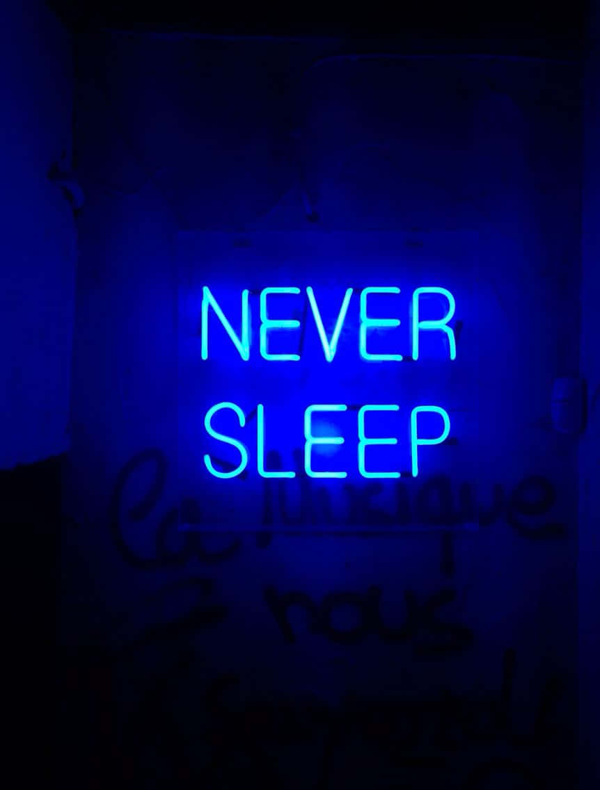 Gününüzü Neon Mavi Estetiğiyle Aydınlatın Duvar Kağıdı