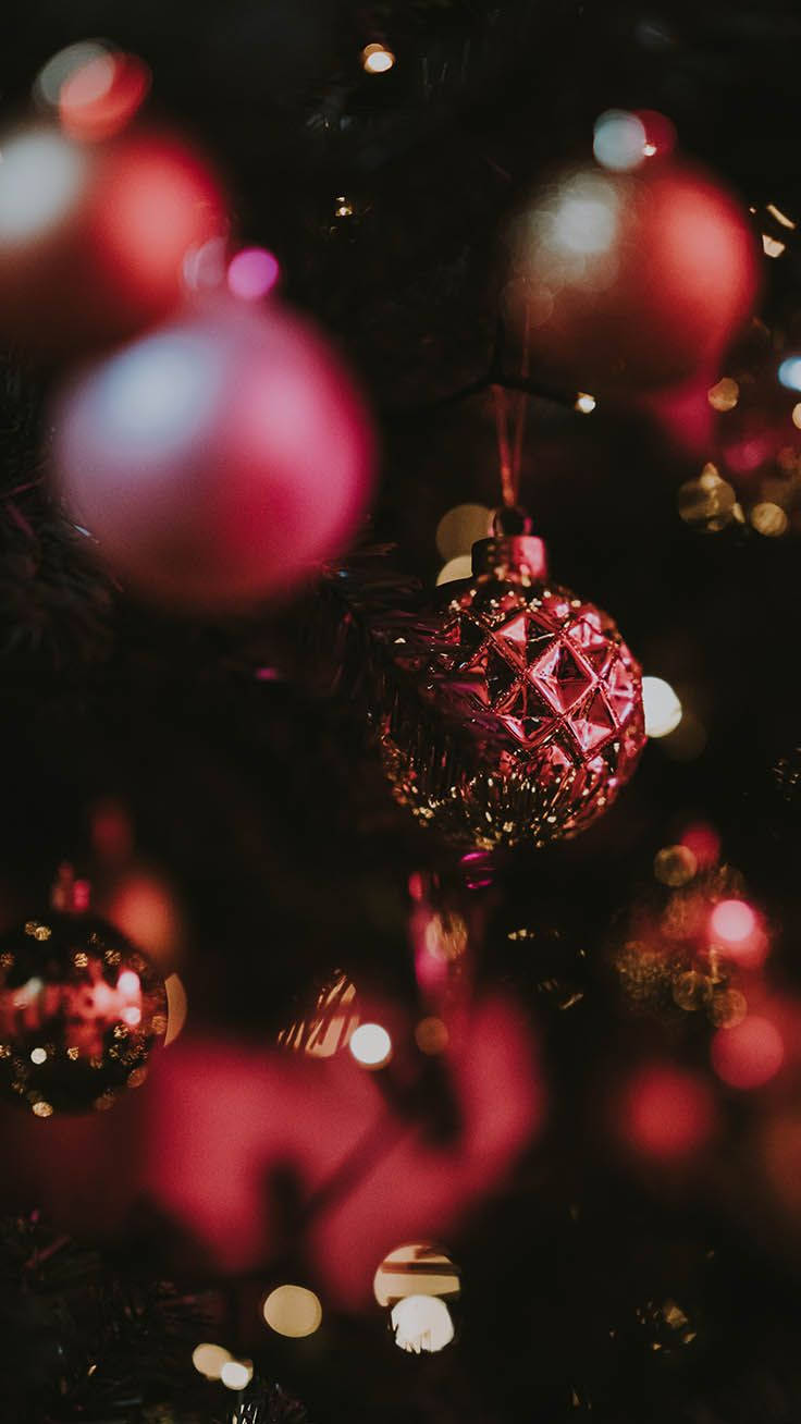 Güzel Asılı Koyu Pembe Şenlikli Noel Topları Duvar Kağıdı