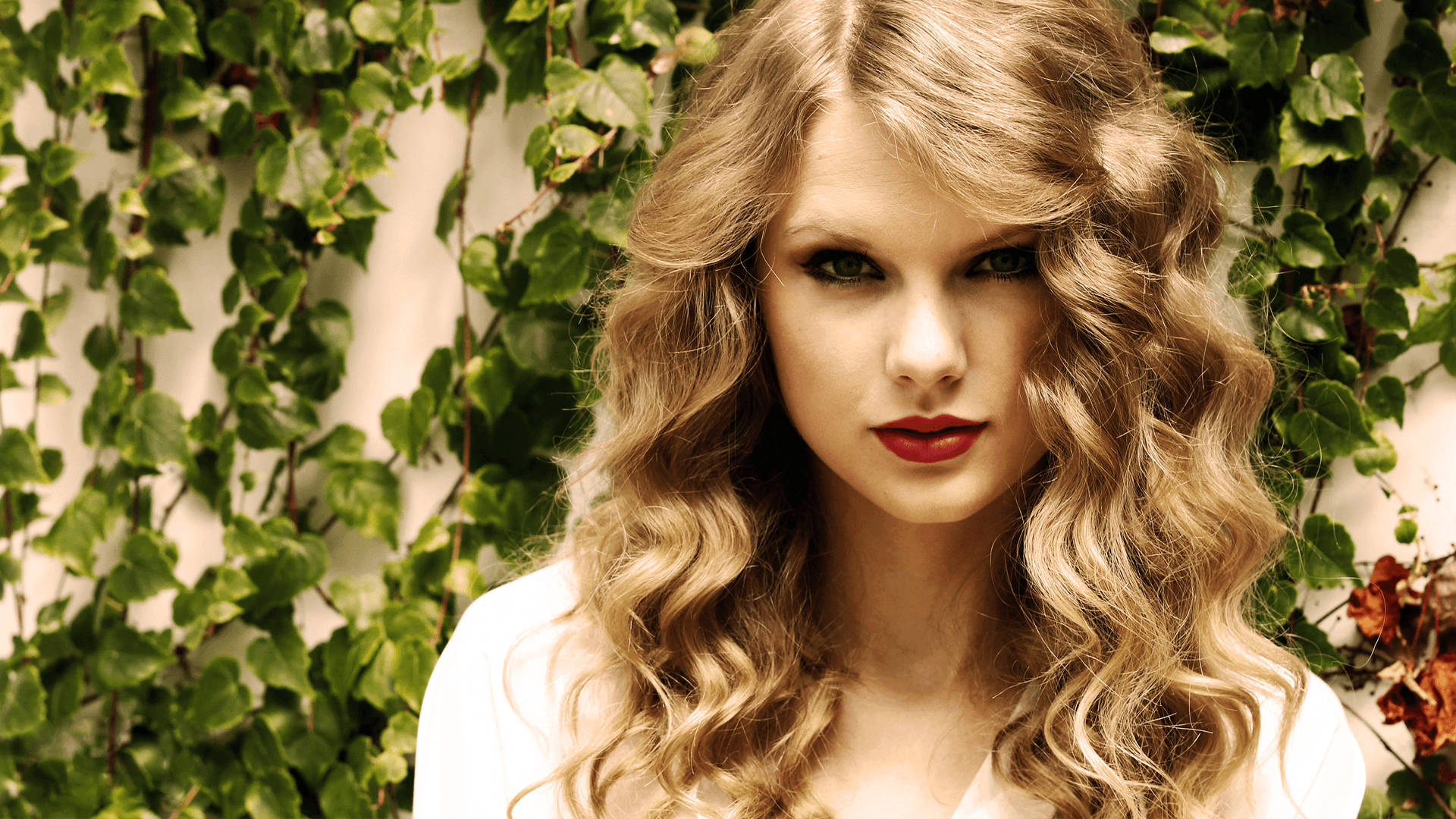 Taylor Swift doğal olarak muhteşem bukleler HD duvar kağıdı.