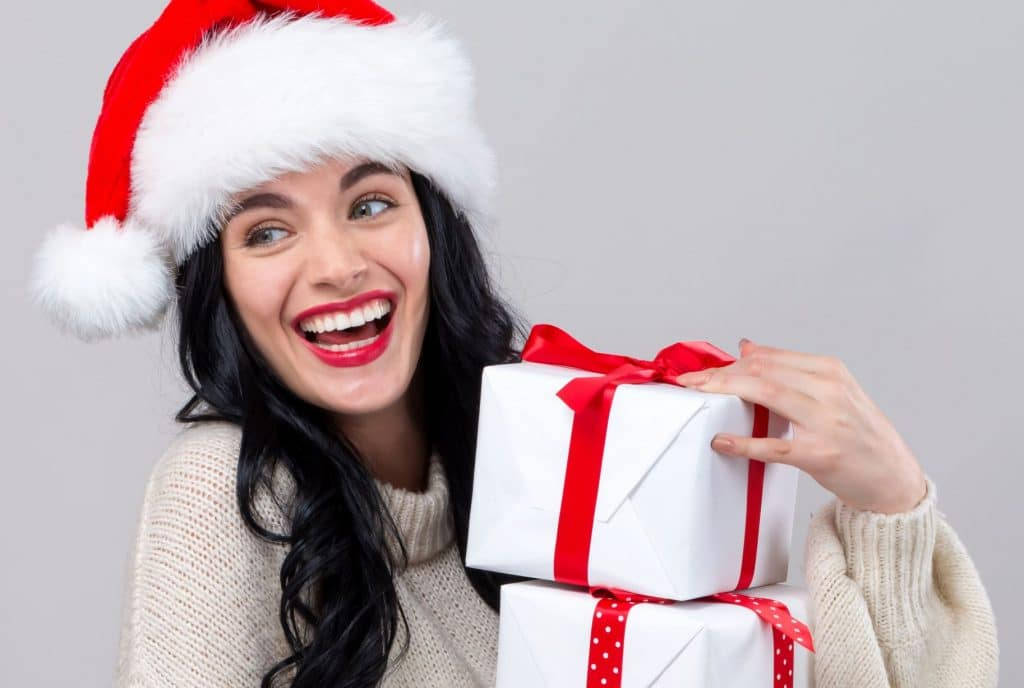 Güzel Kız Noel Hediyeleri Tutuyor Duvar Kağıdı