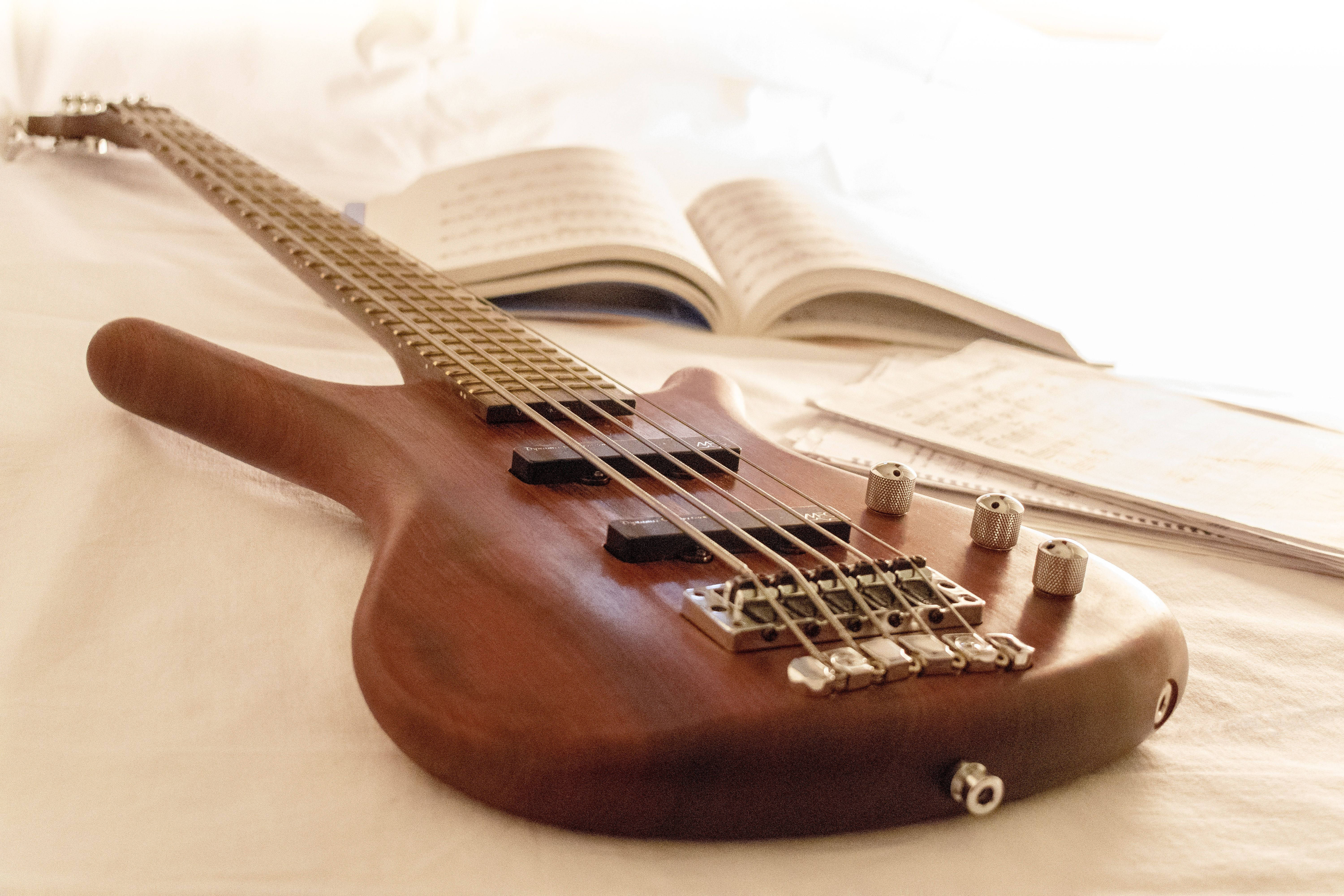 Güzel Müzik Kahverengi Bas Gitar Duvar Kağıdı