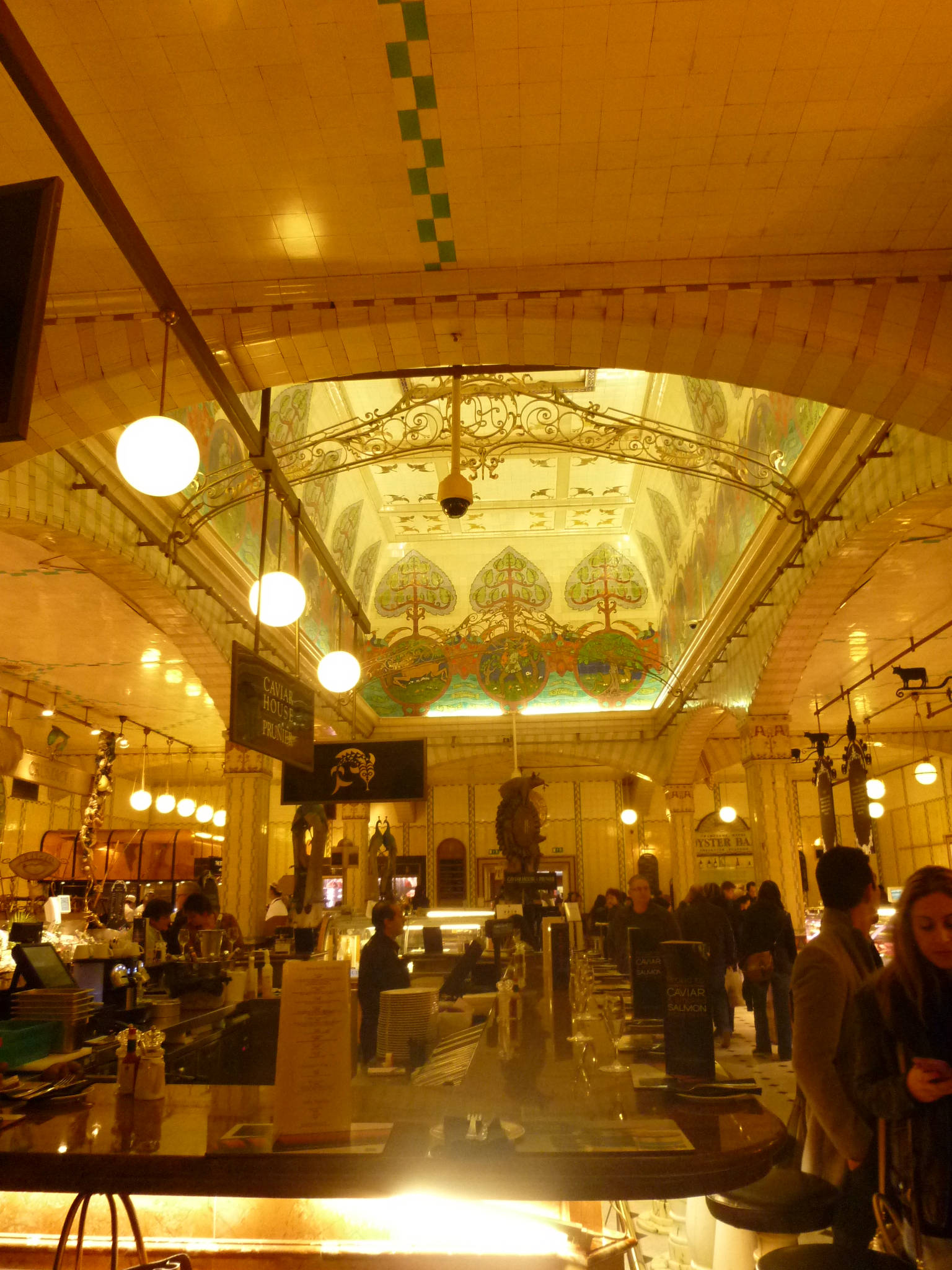 Harrods'ta Alışveriş Yapan İnsanlar Duvar Kağıdı