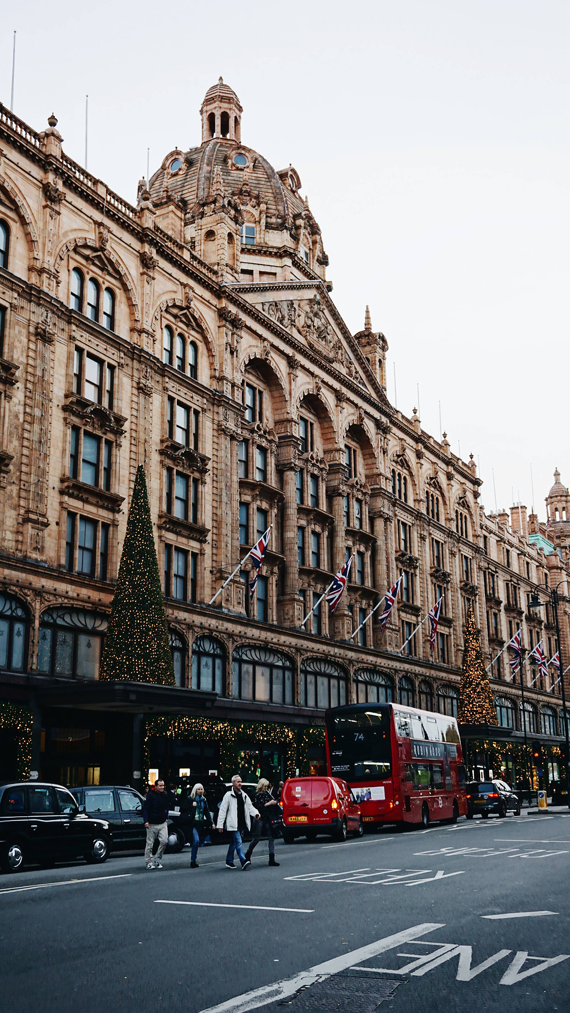 Harrods'tan Karşıya Geçen İnsanlar Duvar Kağıdı