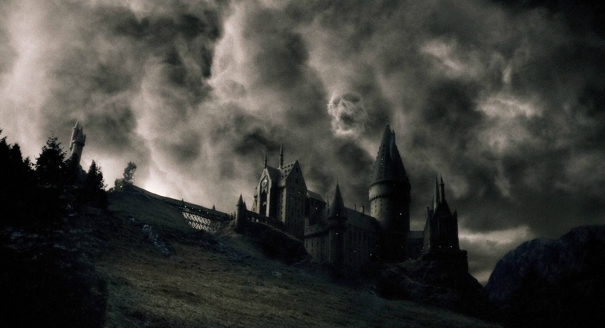 Harry Potter Siyah Beyaz Hogwarts Estetiği Duvar Kağıdı