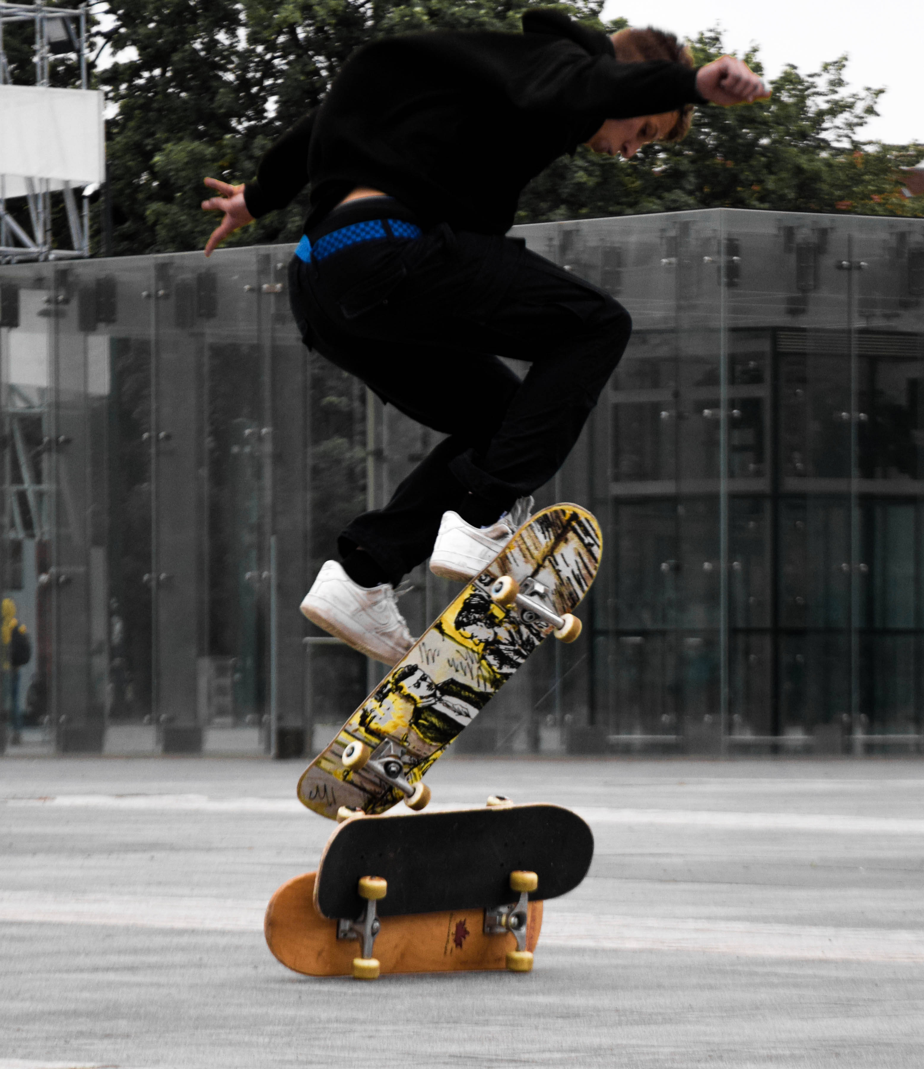 Havada Ollie Yapan Kaykaycı Duvar Kağıdı