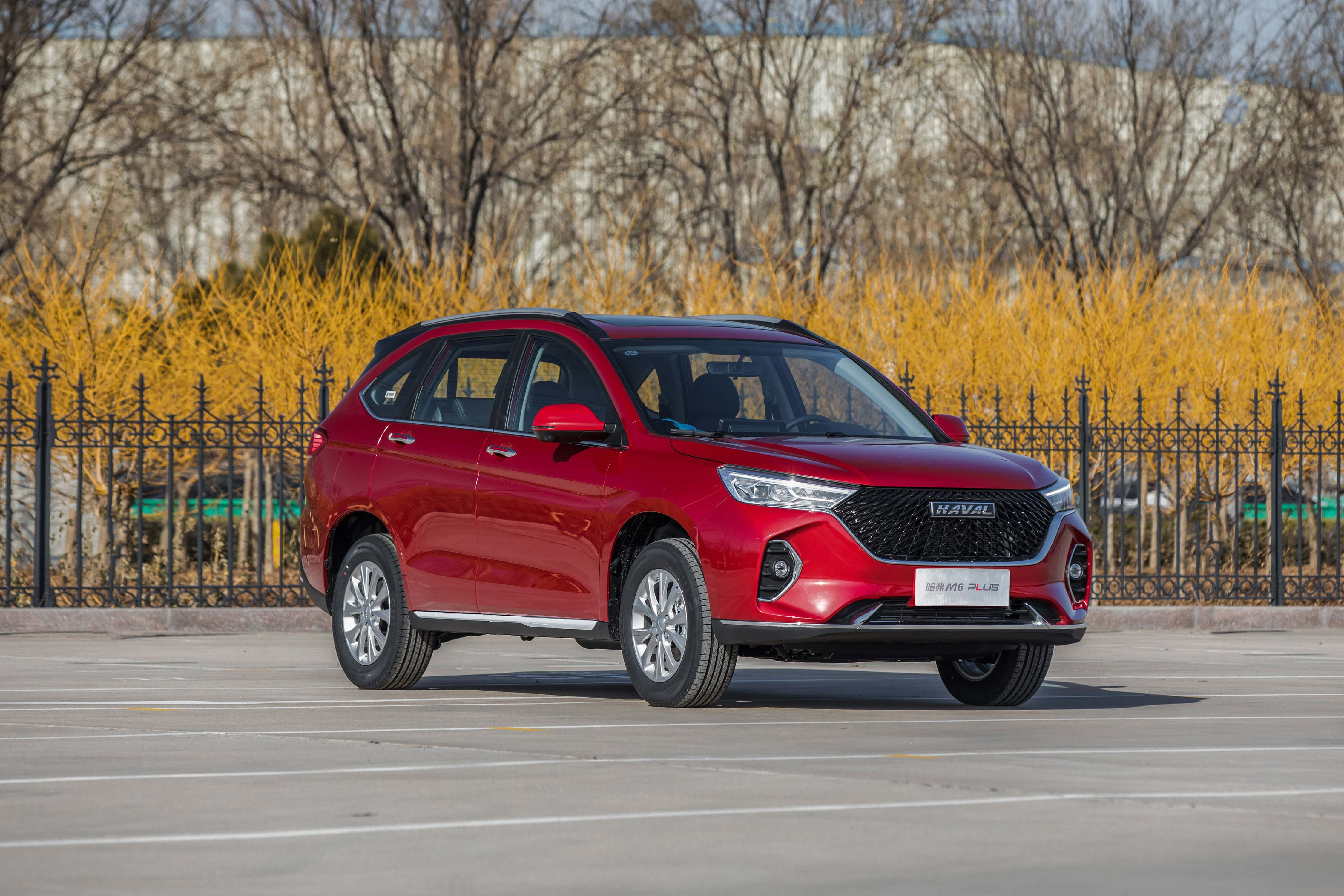 Haval SUV Güzel Bir Dağ Manzarasında Sürüş Yapıyor Duvar Kağıdı