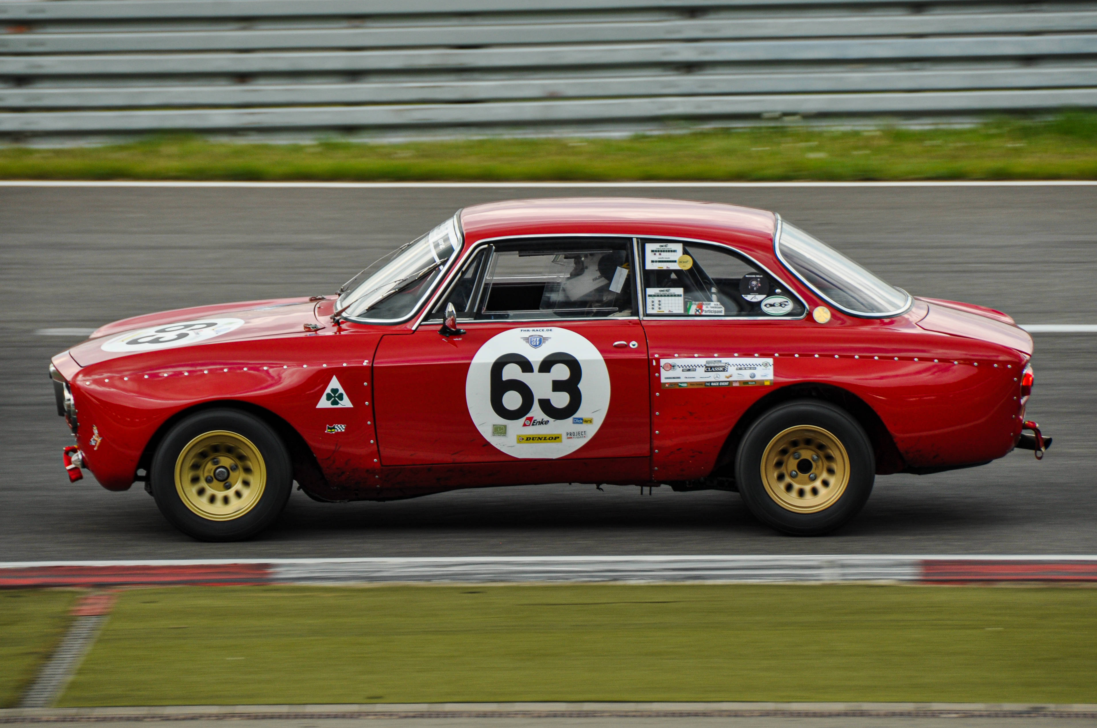 Hazır, Başla, Yarış! Alfa Romeo GTA Piste Çıkıyor Duvar Kağıdı