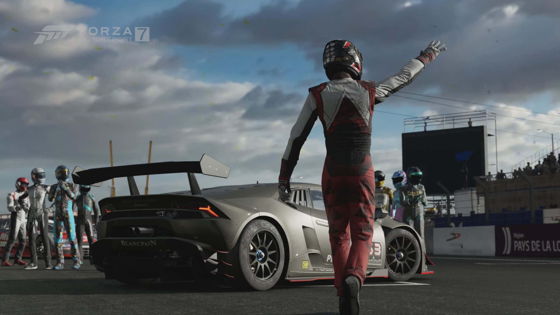 HD Forza Motorsport 7 Arka Planı ve El Sallayan Yarışçı Duvar Kağıdı