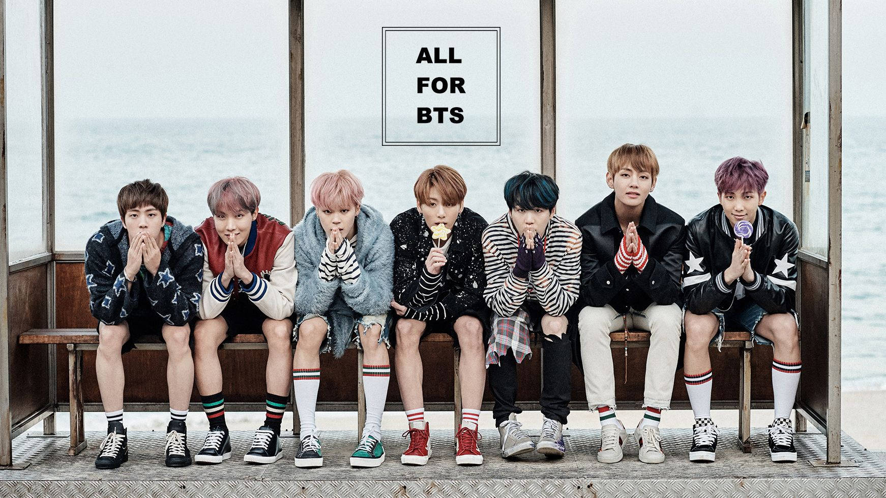 Kanepede oturup size bakan BTS erkek grubu üyesi.
