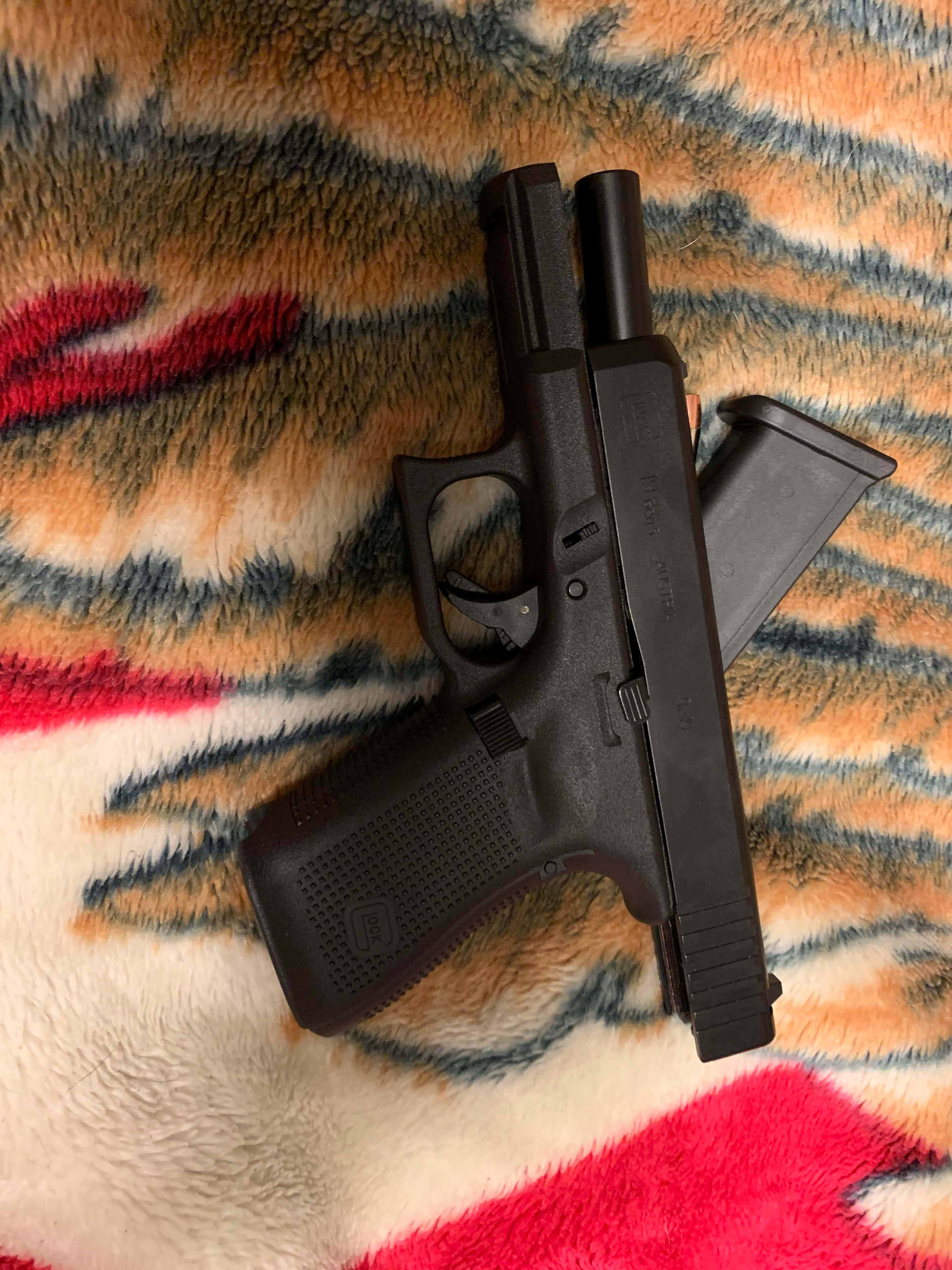 Her Yönüyle Mükemmel Tabanca - Glock 19 Duvar Kağıdı