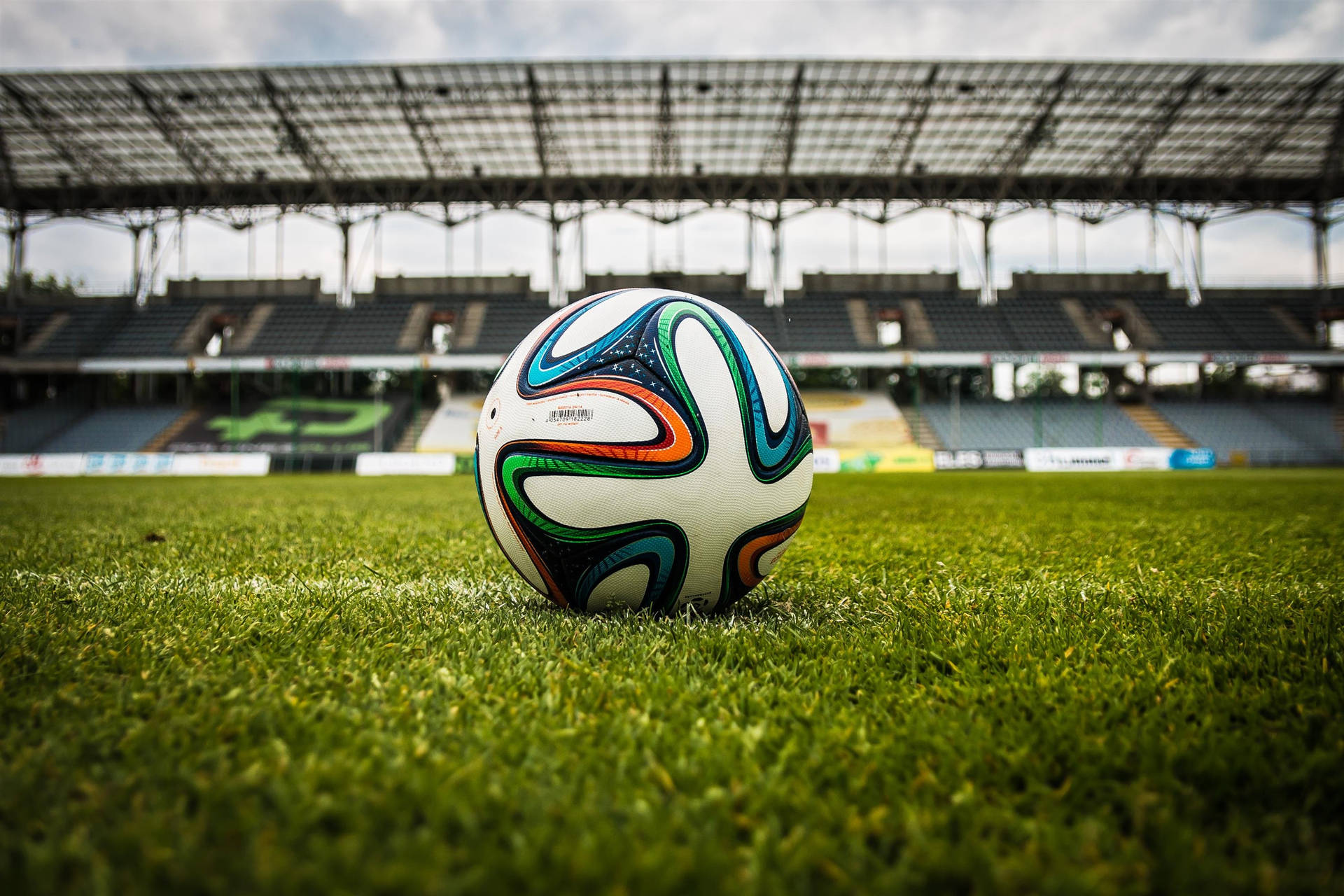 Futbol stadyumu futbol topu yeşil çimen masaüstü duvar kağıdı.