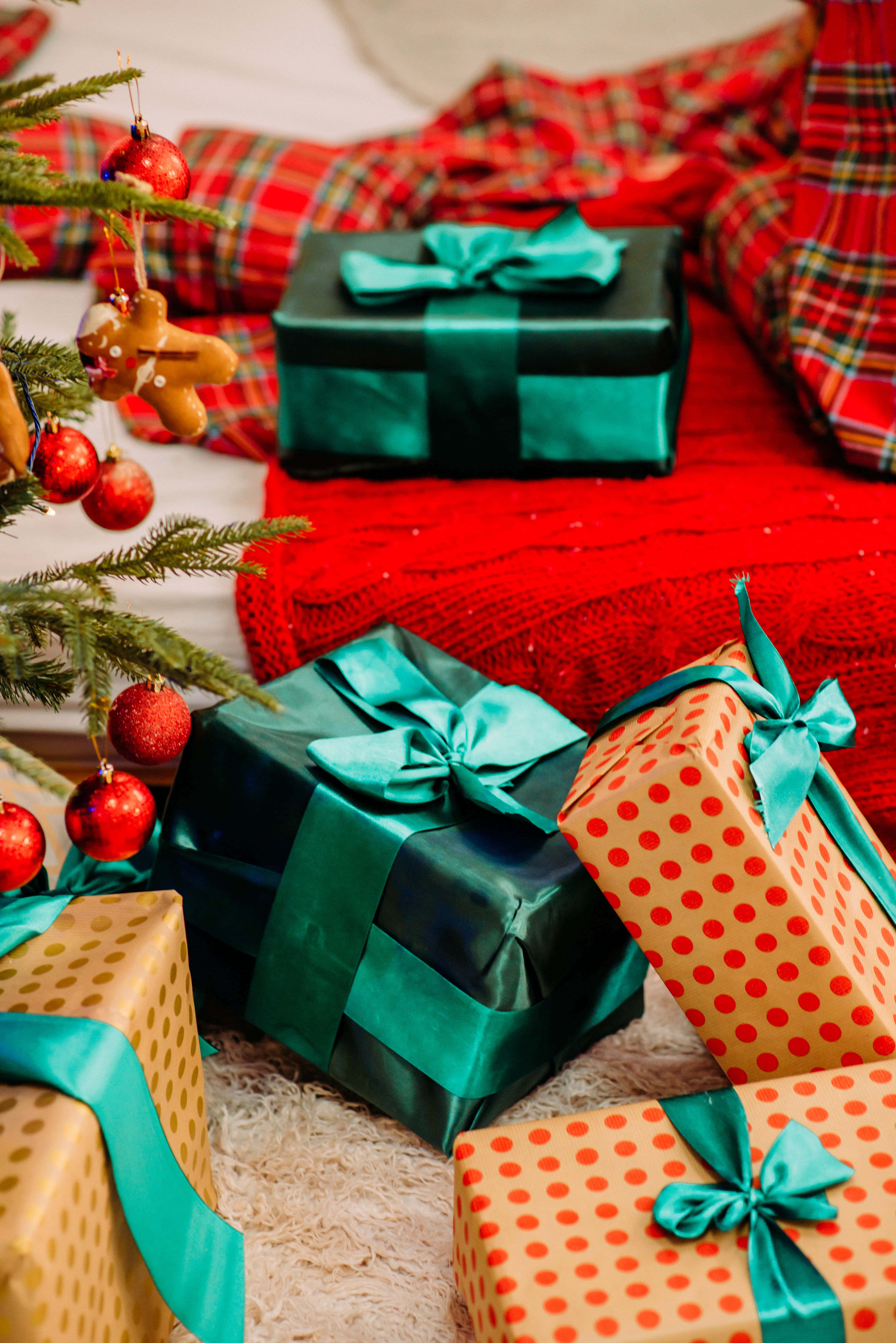 Heyecan Verici Hediyelerle Noel Sahnesi Arka Planı Duvar Kağıdı