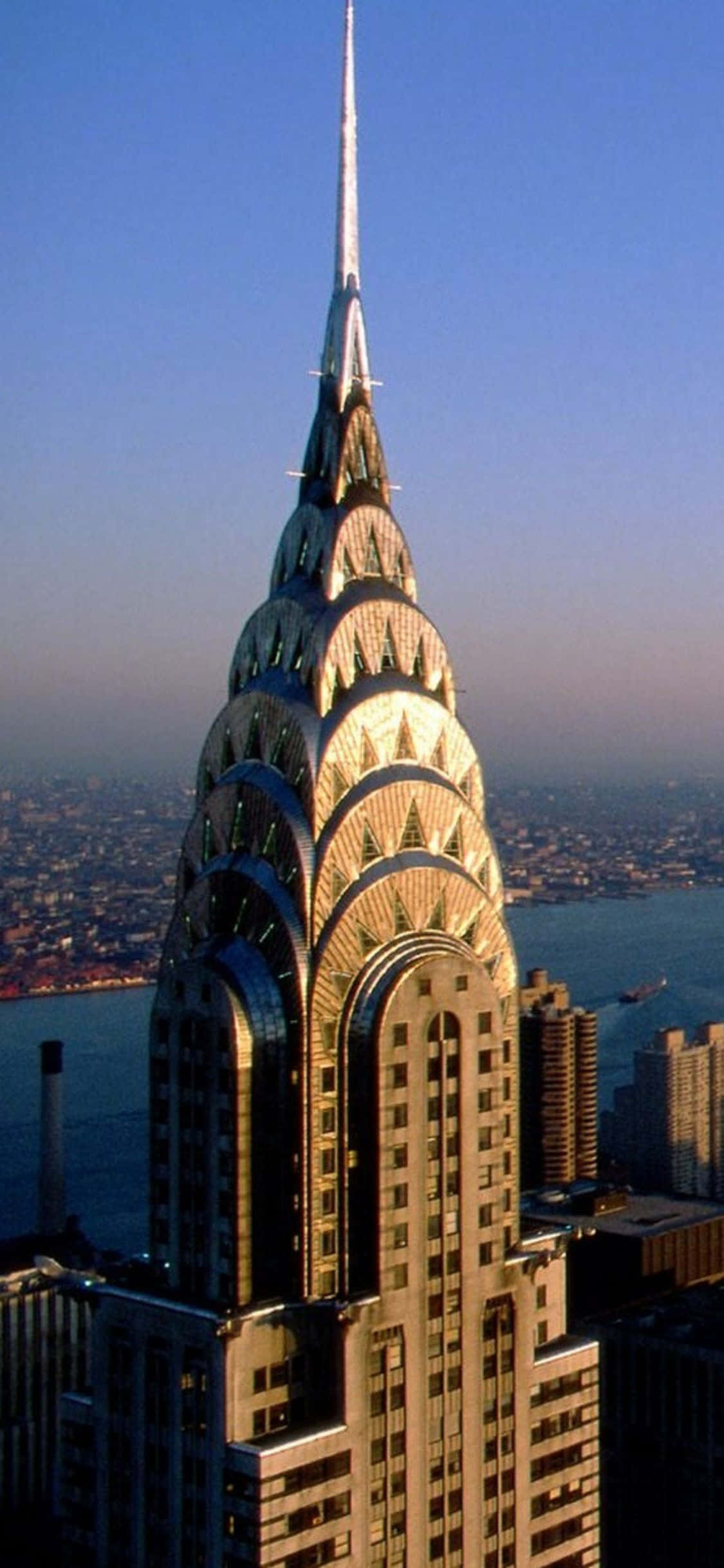Hiç uyumayan şehir - Gece New York, ikonik silüetinden limandaki sokak lambalarının yansımalarına kadar. Duvar Kağıdı