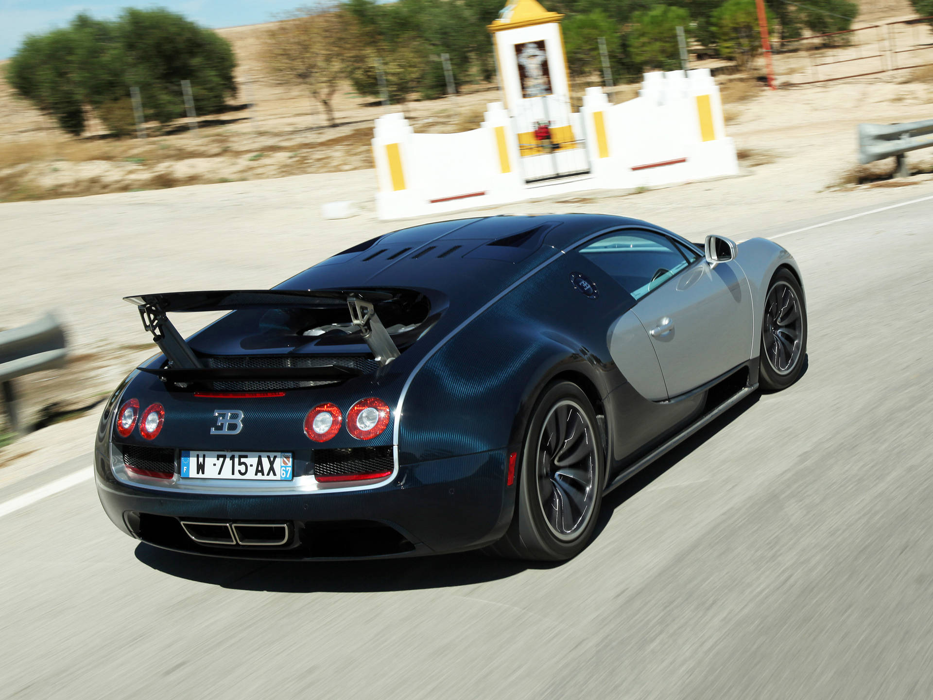 Hızlanan Siyah Bugatti Veyron Duvar Kağıdı