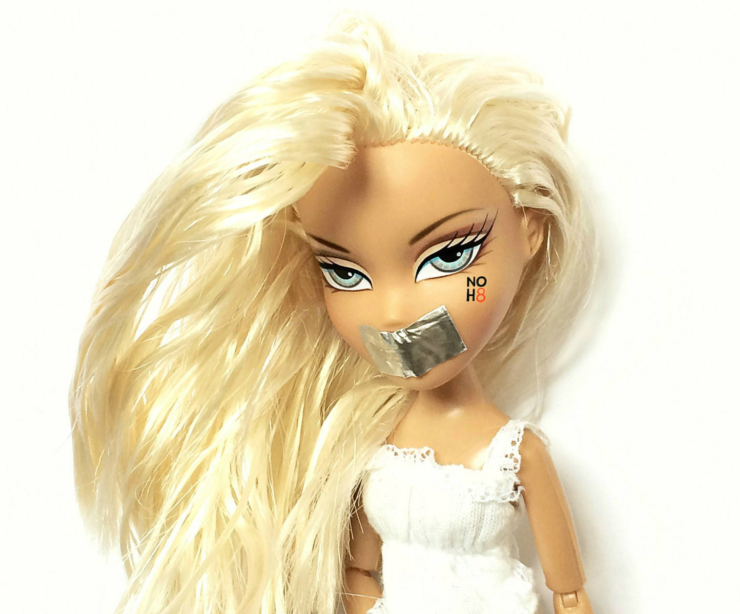Hostage Bratz Estetik Beyaz Bebek Duvar Kağıdı