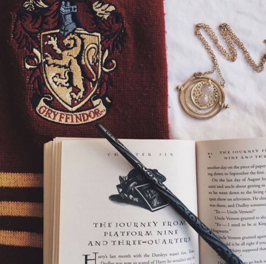 HP Açık Kitap ve Gryffindor Cübbesi Estetiği Duvar Kağıdı