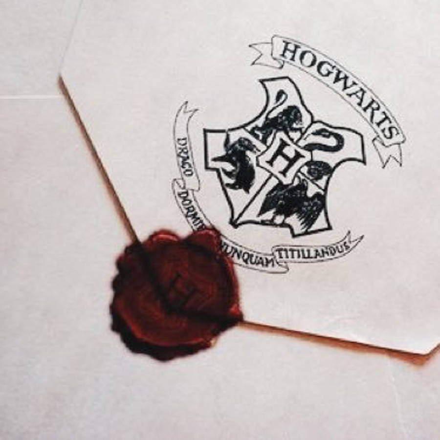 HP Estetiği Hogwarts Mektup Zarfı Kırmızı Mühürlü Duvar Kağıdı