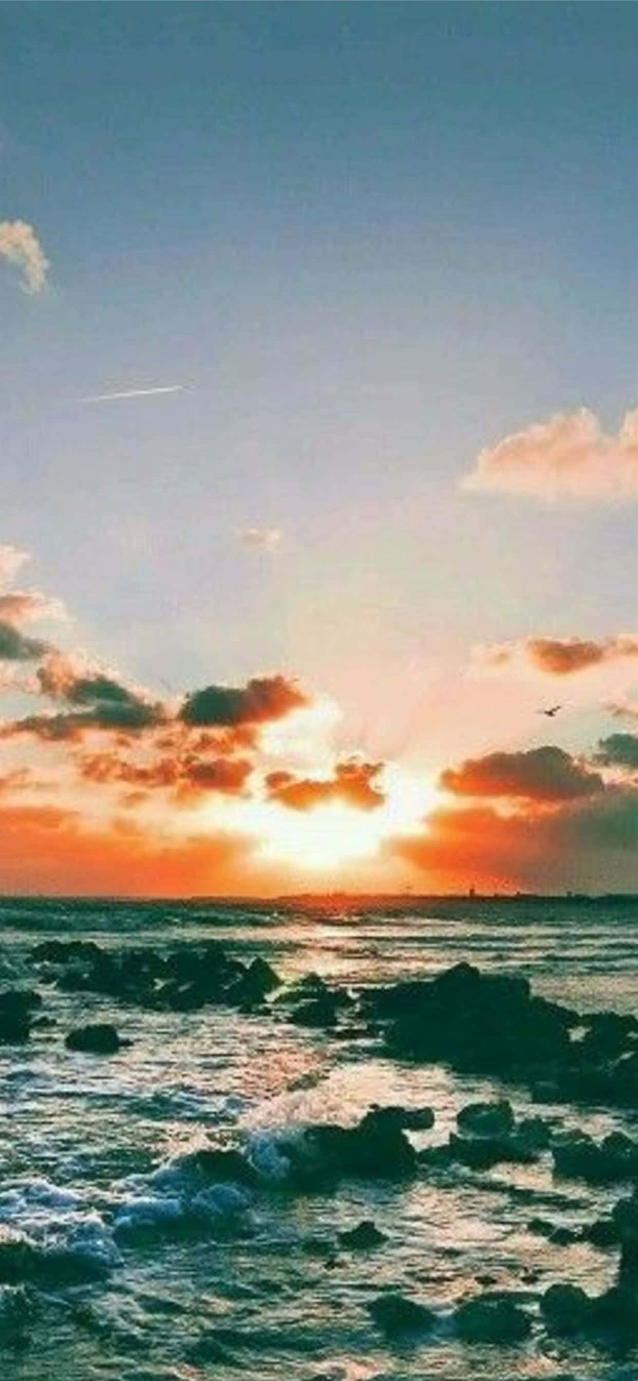 Huzurlu bir gün doğumu, hayatın estetik bir deneyim olduğunun hatırlatıcısı Duvar Kağıdı
