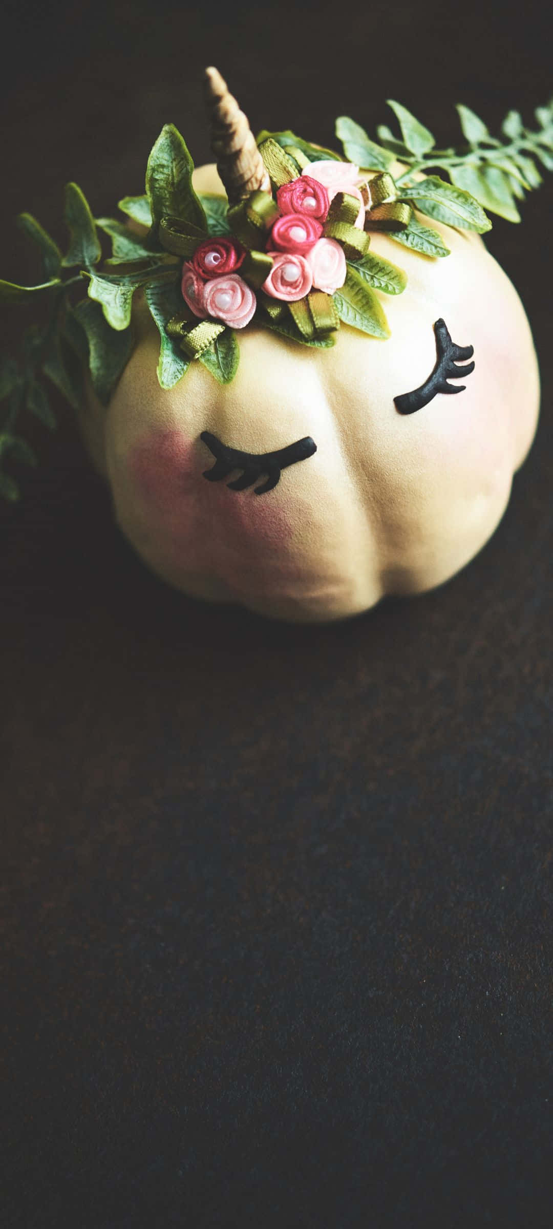 Huzurlu gölün yemyeşil manzaradaki muhteşem yansımalarıyla fotoğrafı Duvar Kağıdı