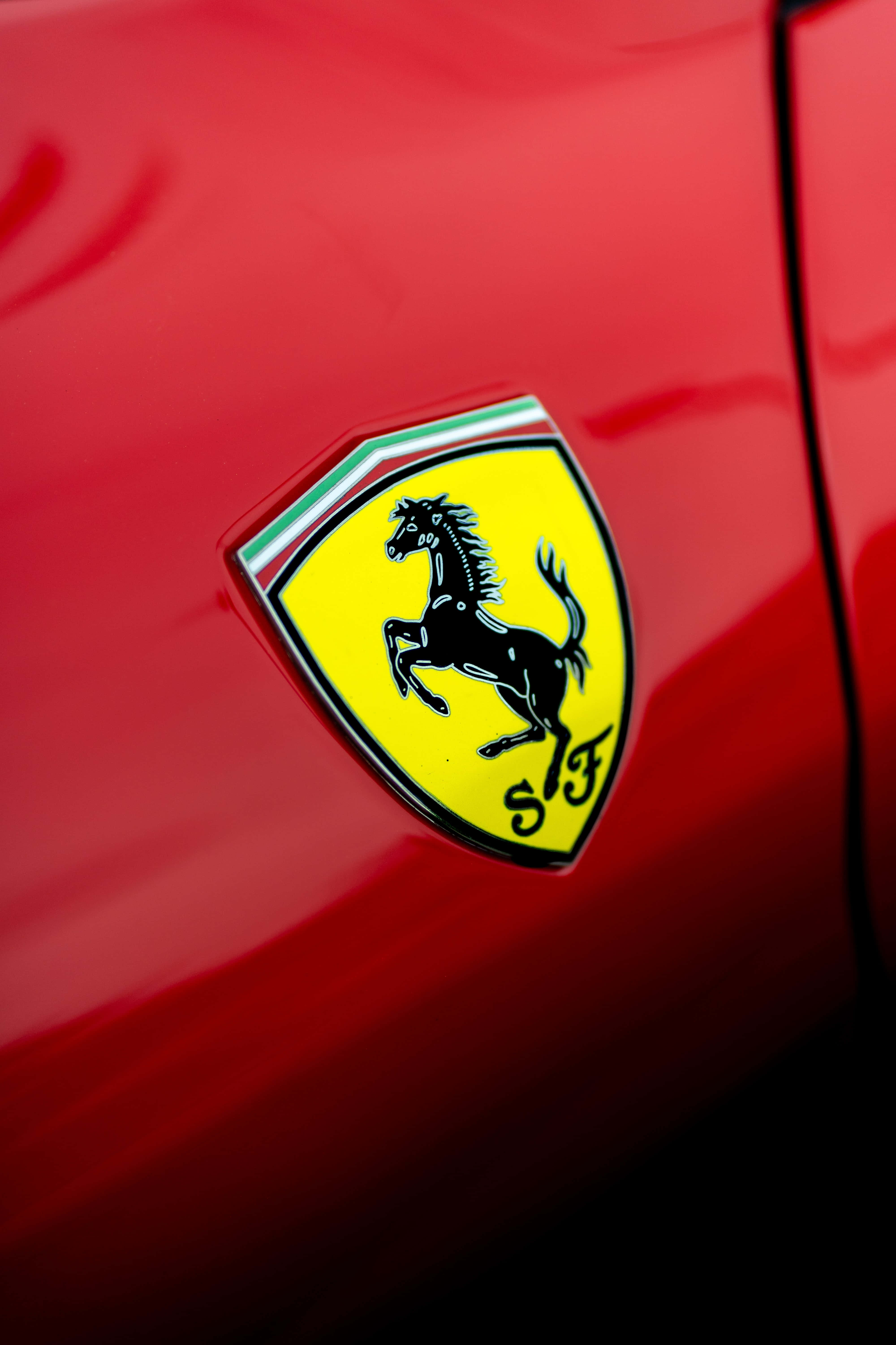 Hızın Hükümdarı - Yarış Pistinde Çarpıcı Bir Ferrari Duvar Kağıdı