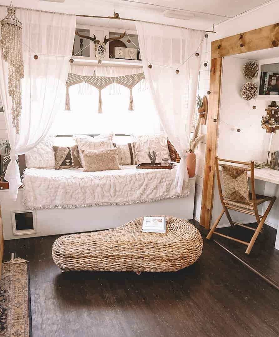 İçinizdeki boho tarzını renkli desenler ve çiçek dokularıyla ifade edin. Duvar Kağıdı