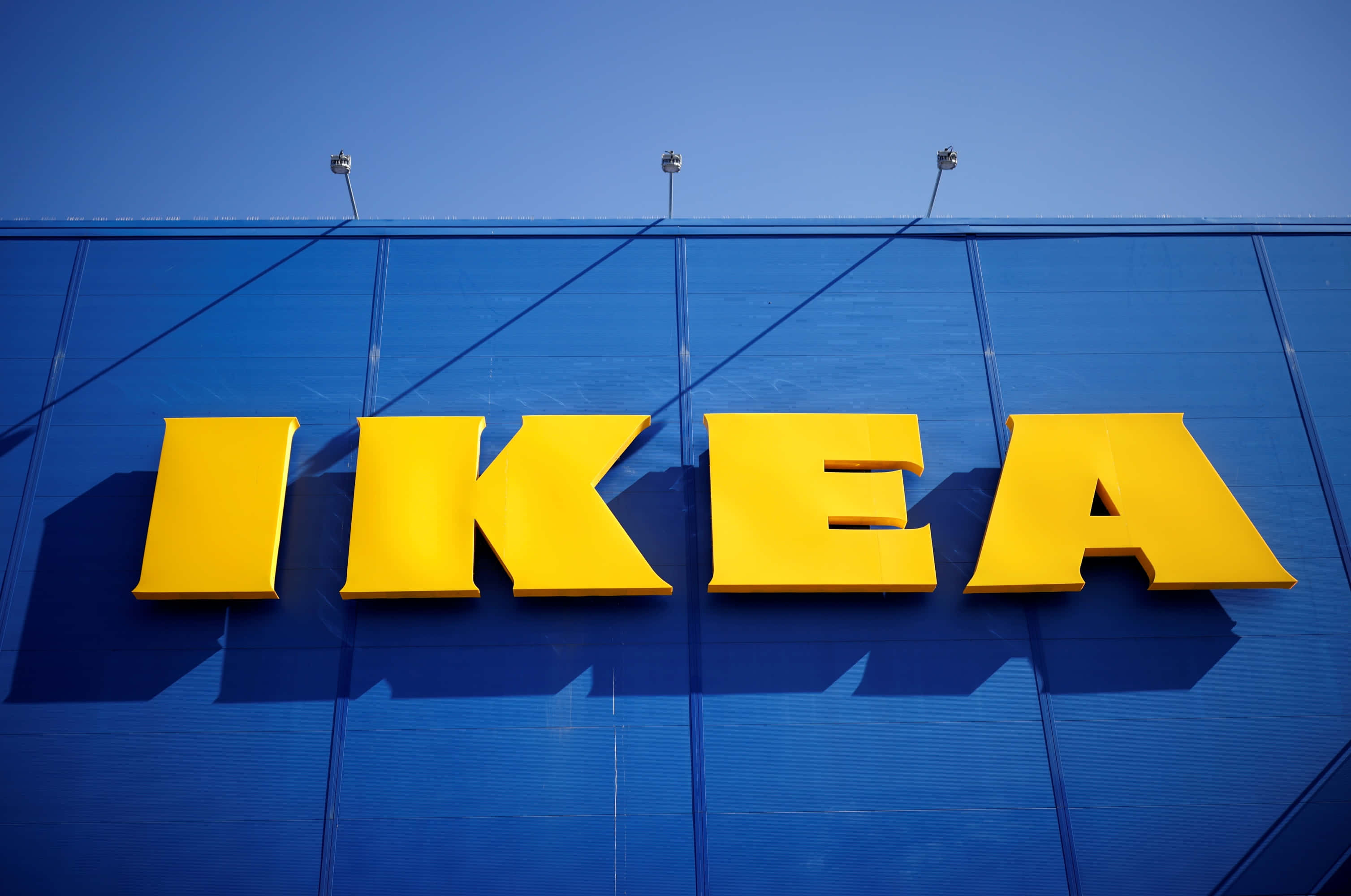 IKEA'nın yeni logosu mavi bir binada Duvar Kağıdı
