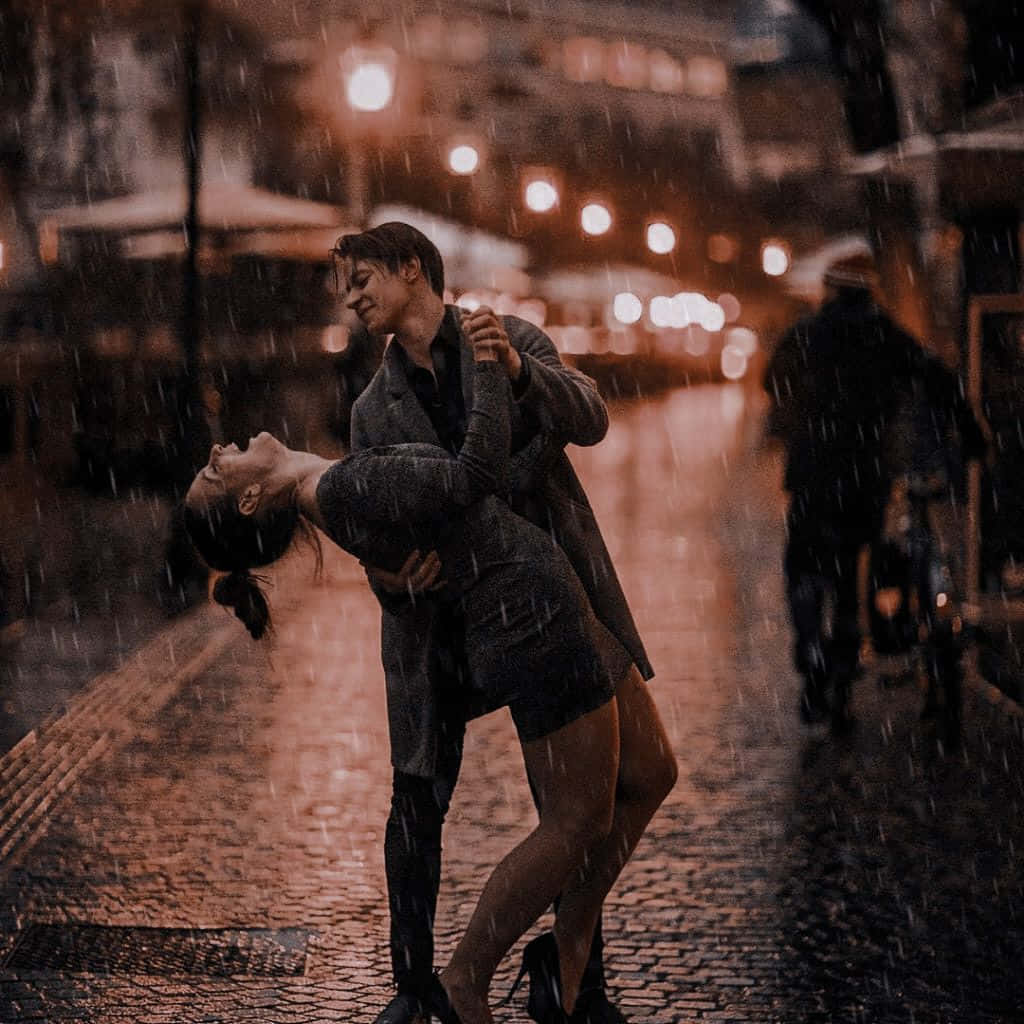 İki sevgilinin yağmurda romantik bir anı Duvar Kağıdı