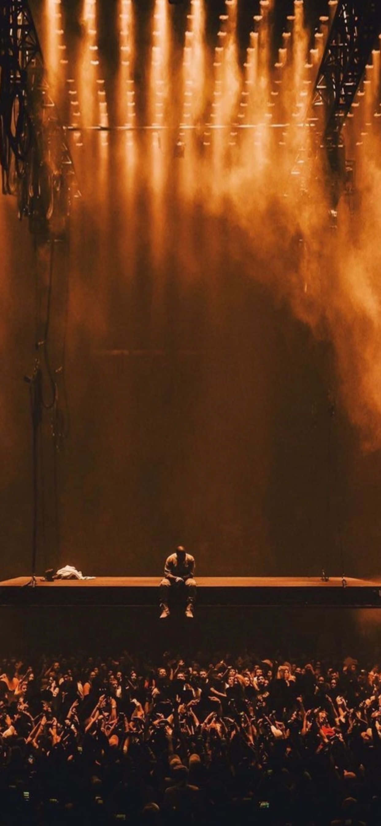 İkonik Rapçi Kanye West Düşünceli Pozda Duvar Kağıdı