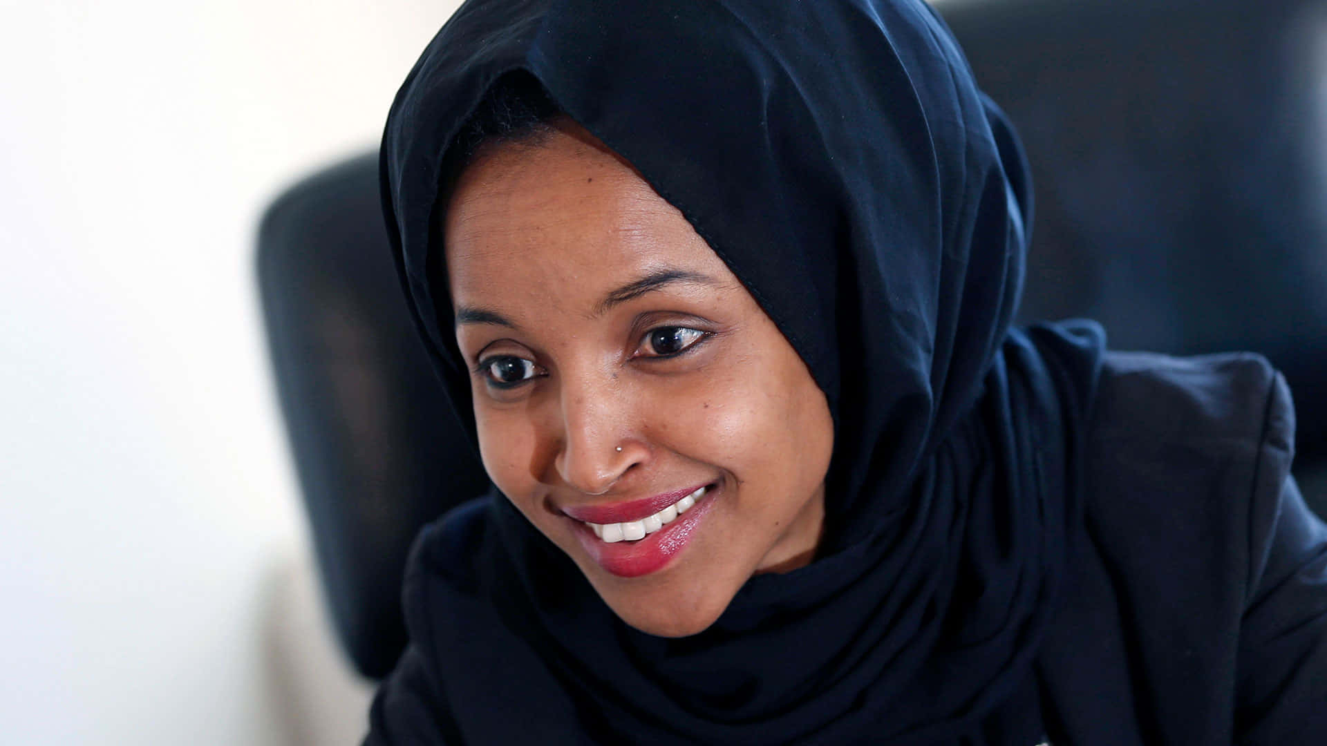 Ilhan Omar Siyah Bir Kıyafet Giymiş Duvar Kağıdı