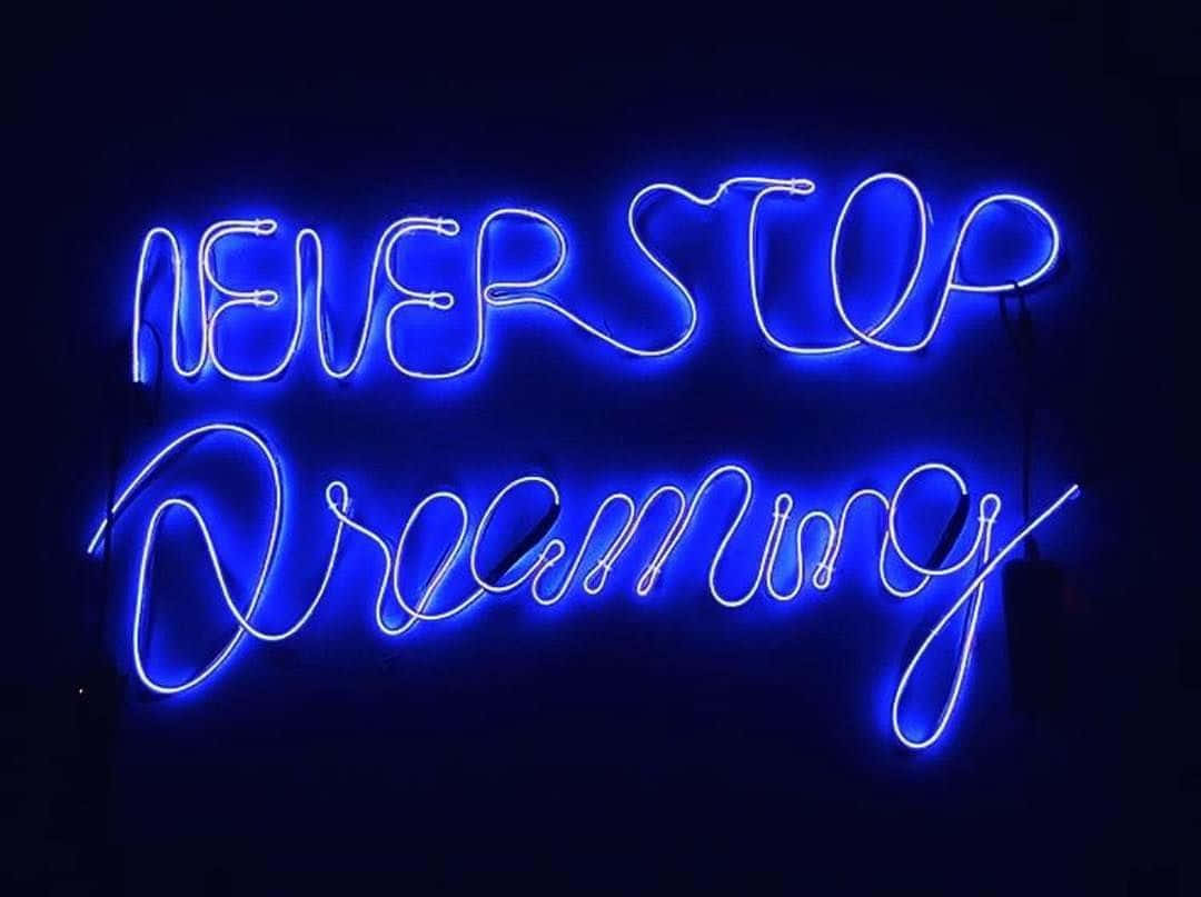 İmkansız rüyayı bu göz kamaştırıcı neon mavisi estetiğiyle hayal edin. Duvar Kağıdı