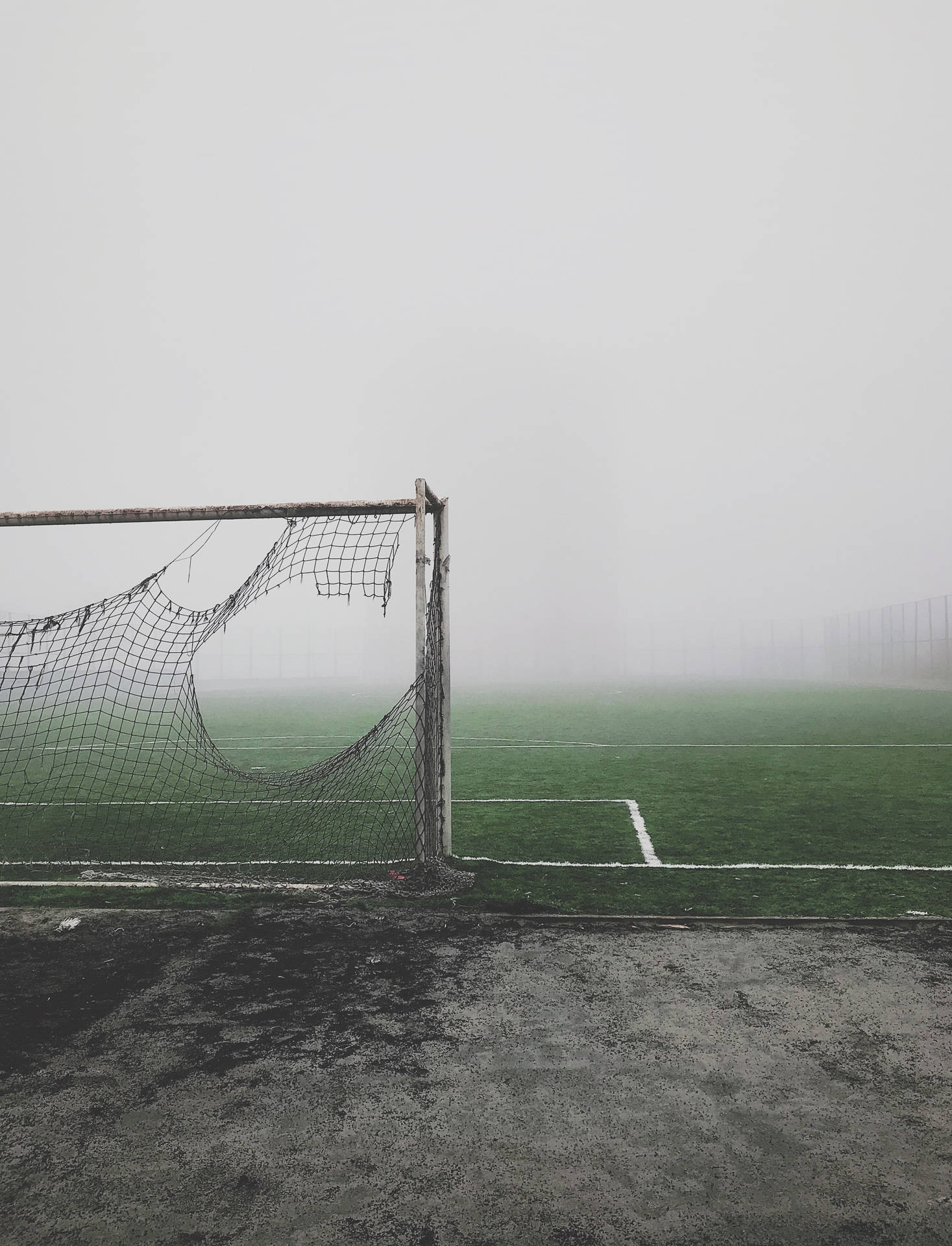 Sisli sahada yırtık futbol ağı duvar kağıdı.