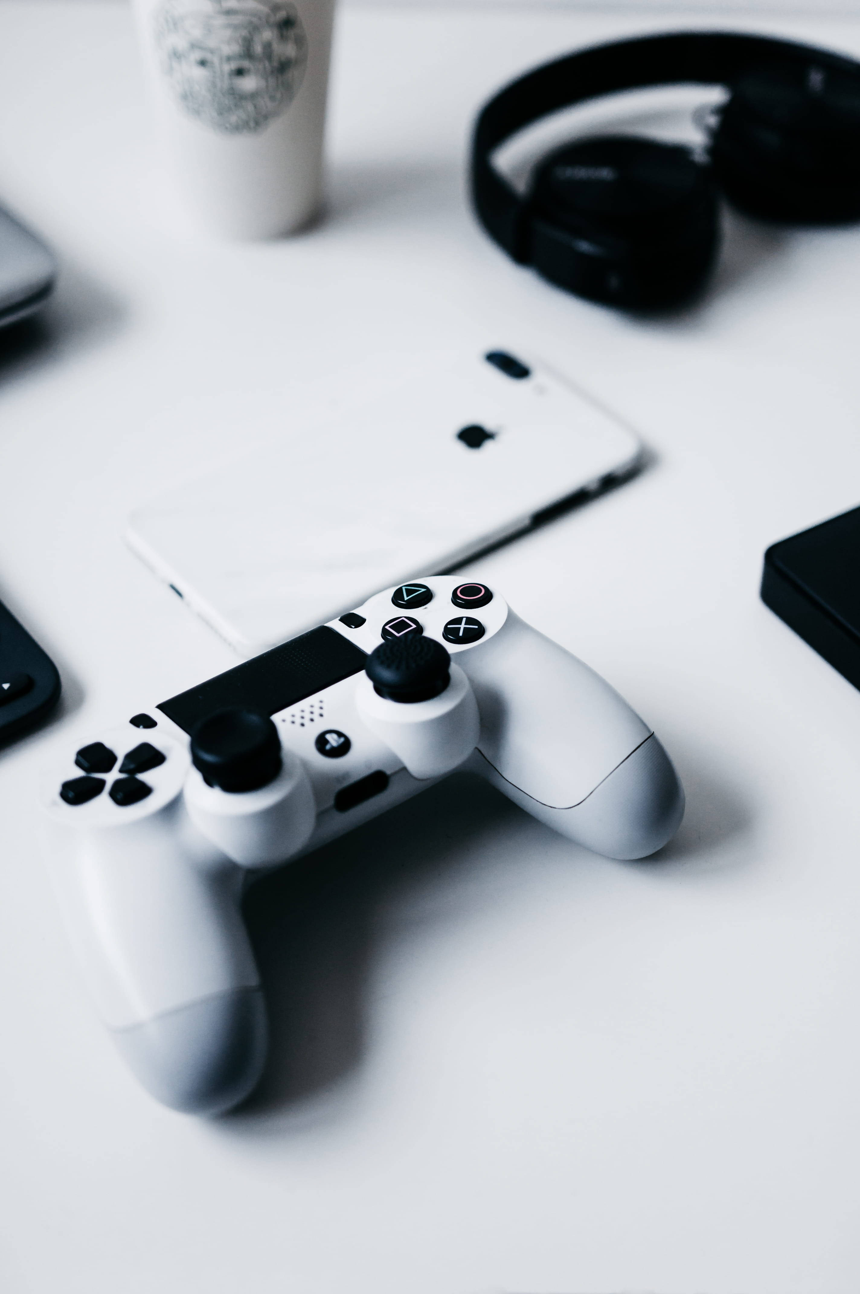 iPhone Masa ve PlayStation Kumandası Duvar Kağıdı