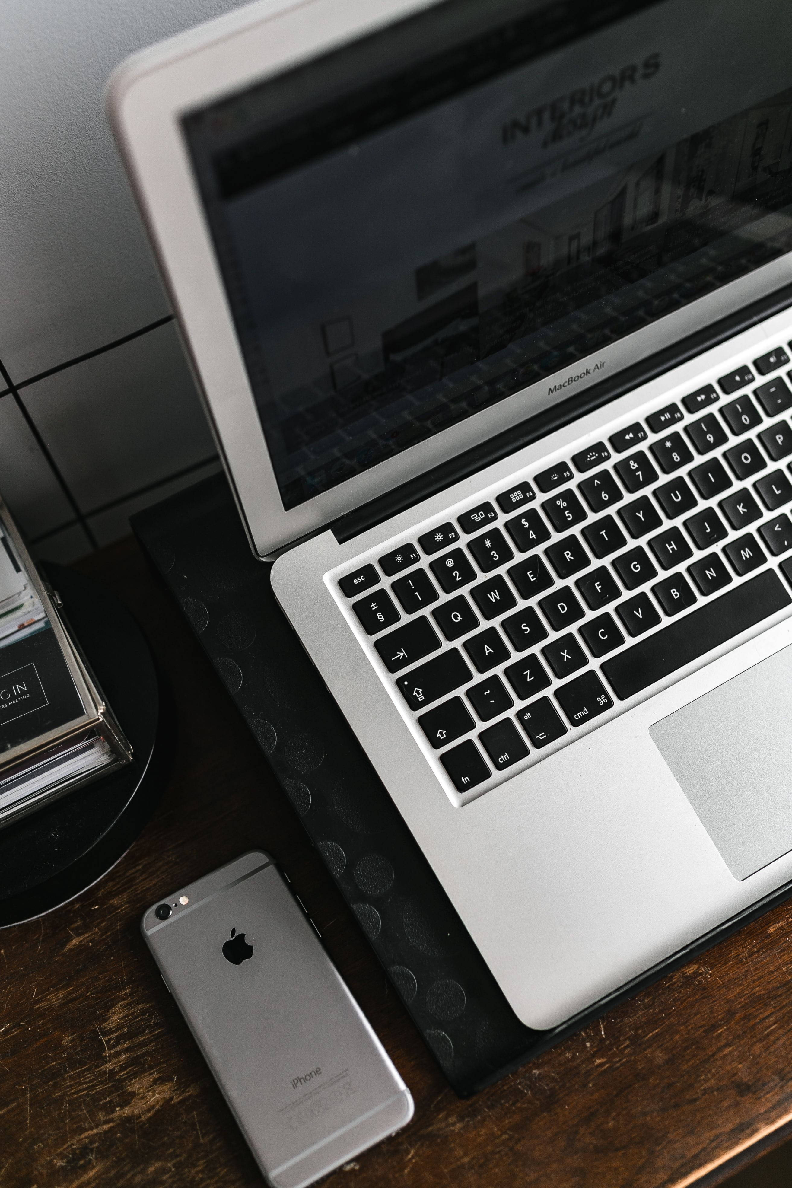 iPhone Masası Gümüş MacBook ile Duvar Kağıdı