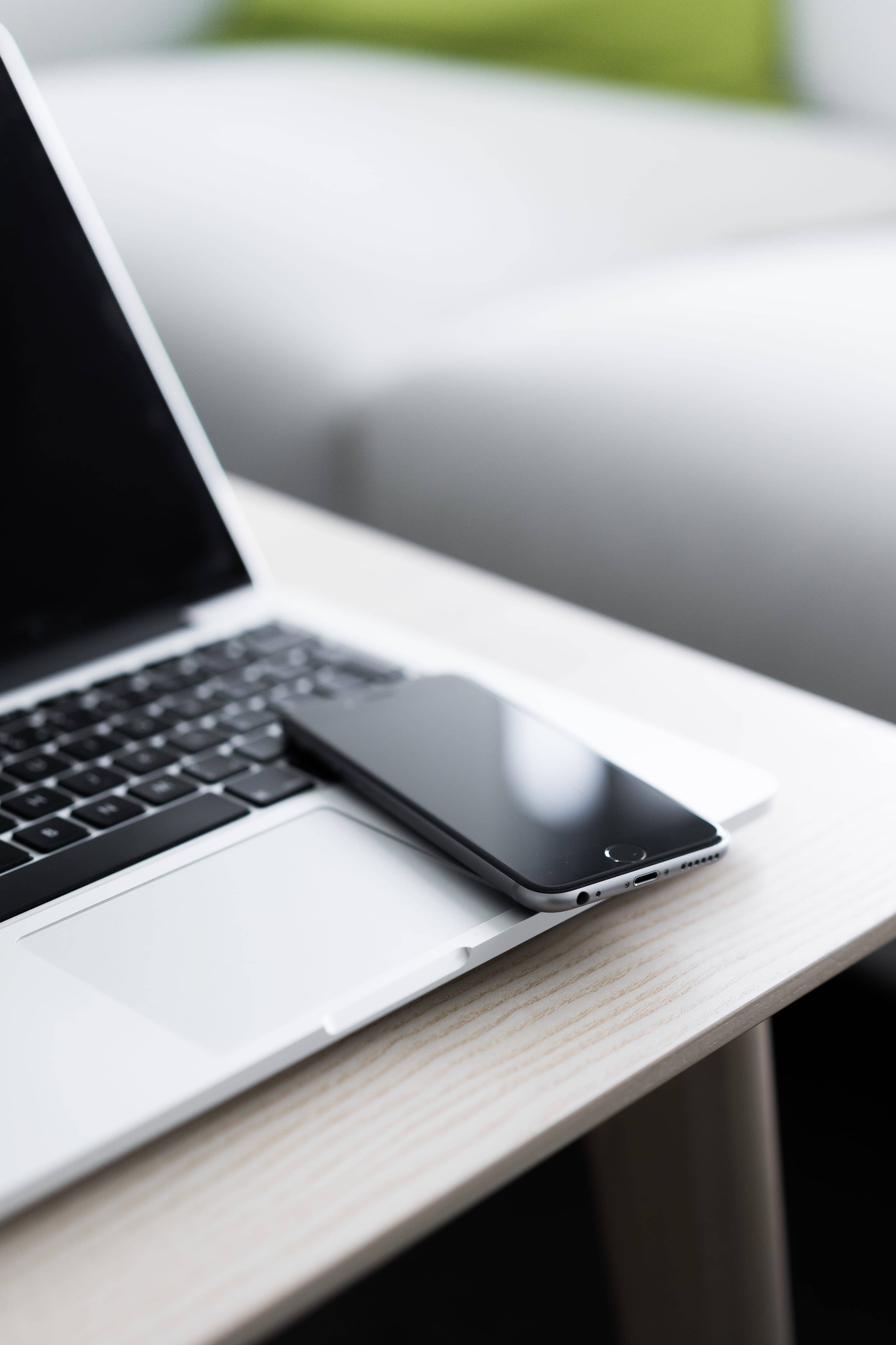 iPhone Masası ve MacBook Duvar Kağıdı