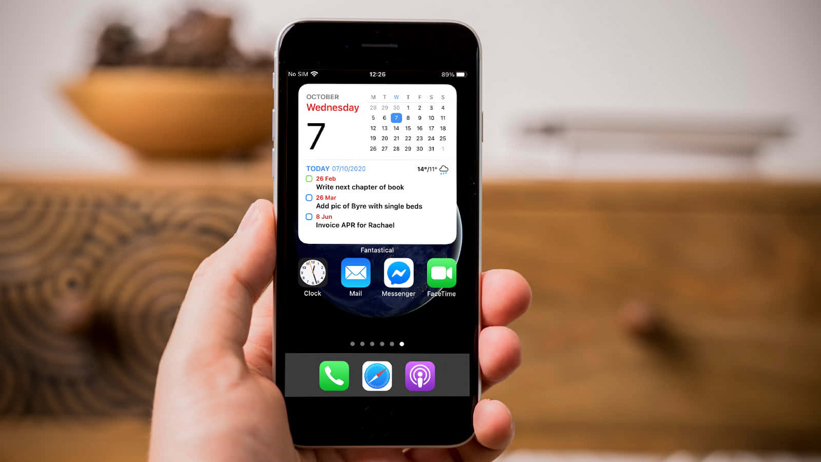 iPhone'u tutan bir kişi ve üzerinde takvim Duvar Kağıdı