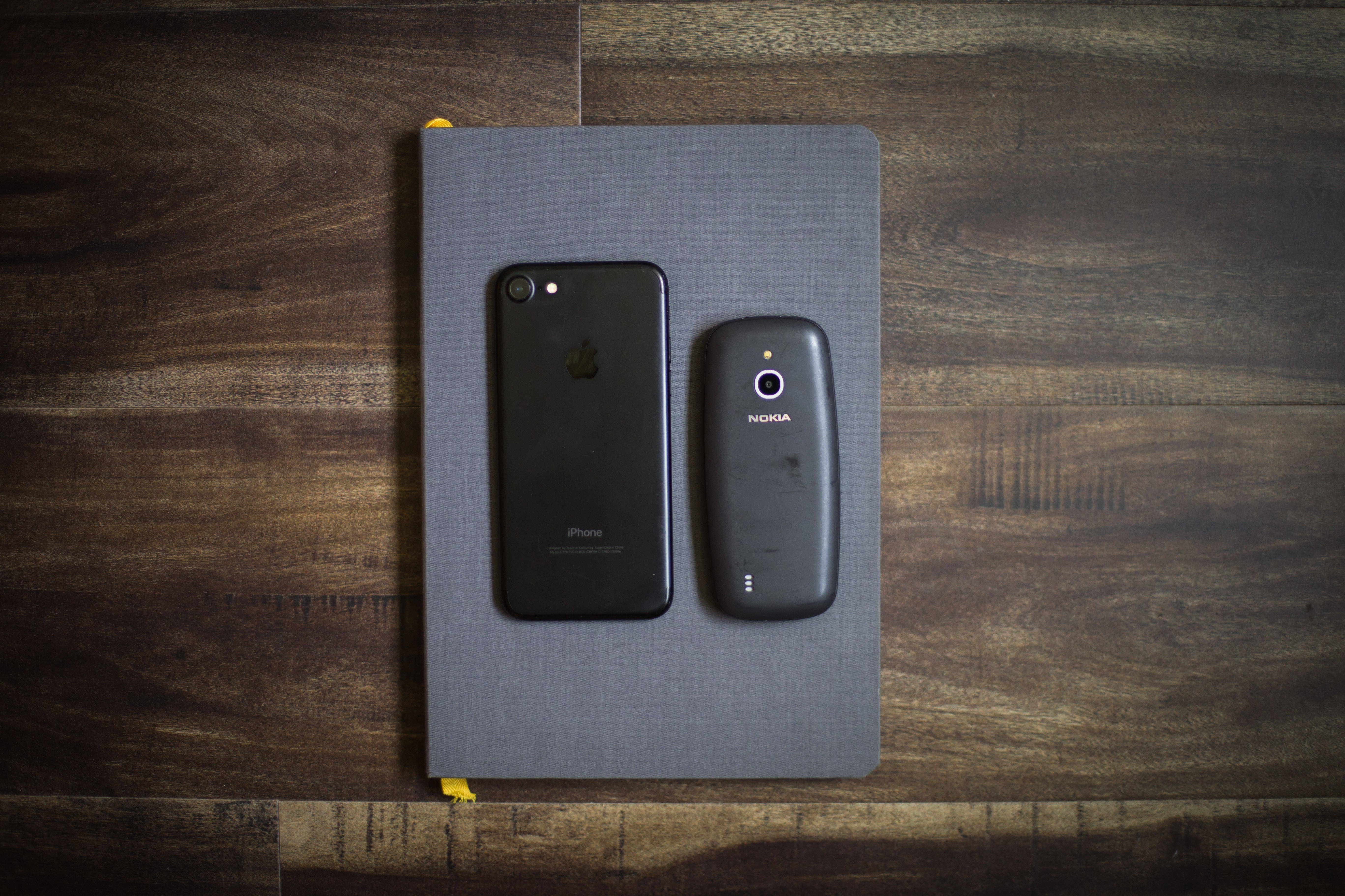 iPhone ve Nokia 3310 Duvar Kağıdı